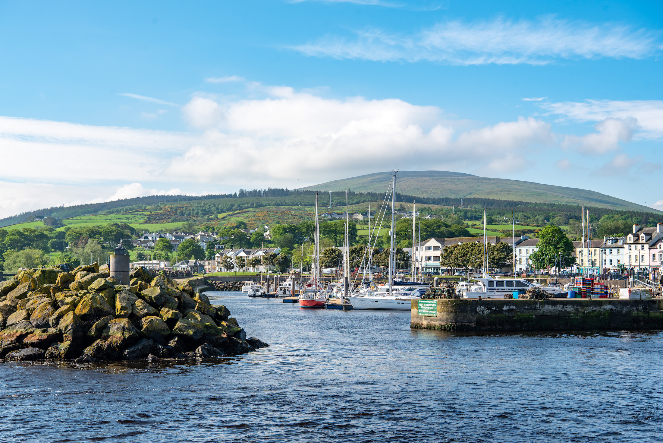 Stap in het mooie havenplaatsje Ballycastle op de boot