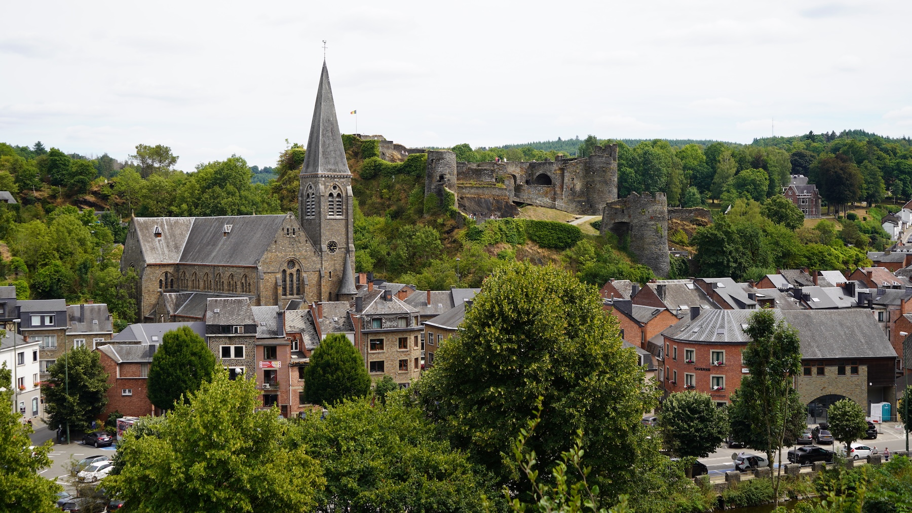 Uitzicht op het kasteel van La Roche en Ardenne