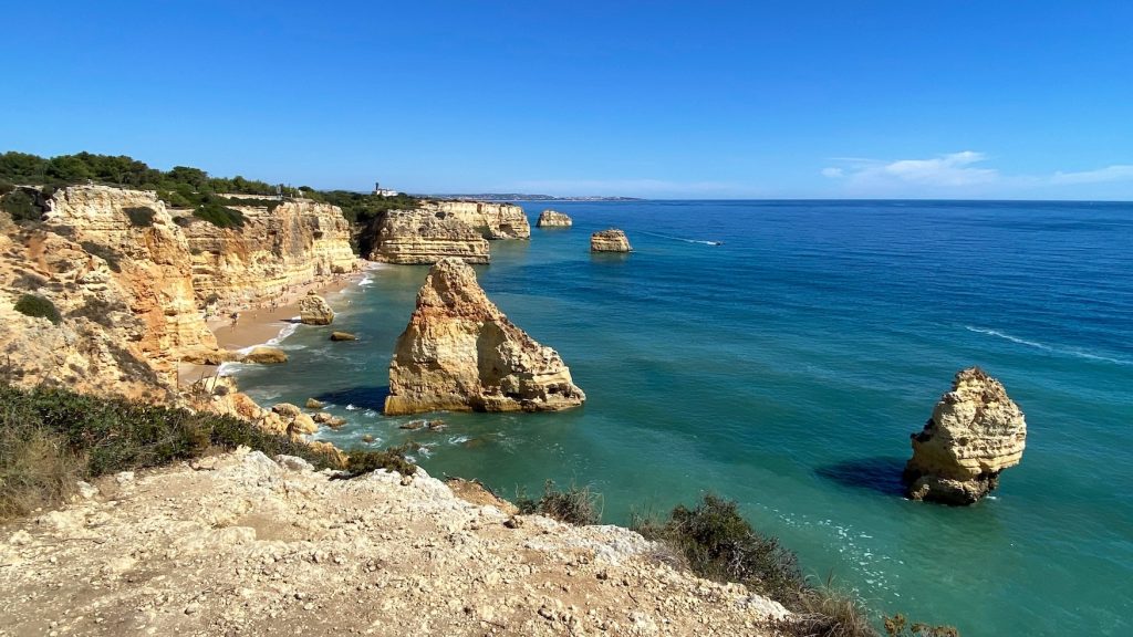 Uitzicht op Praia da Marinha in de Algarve