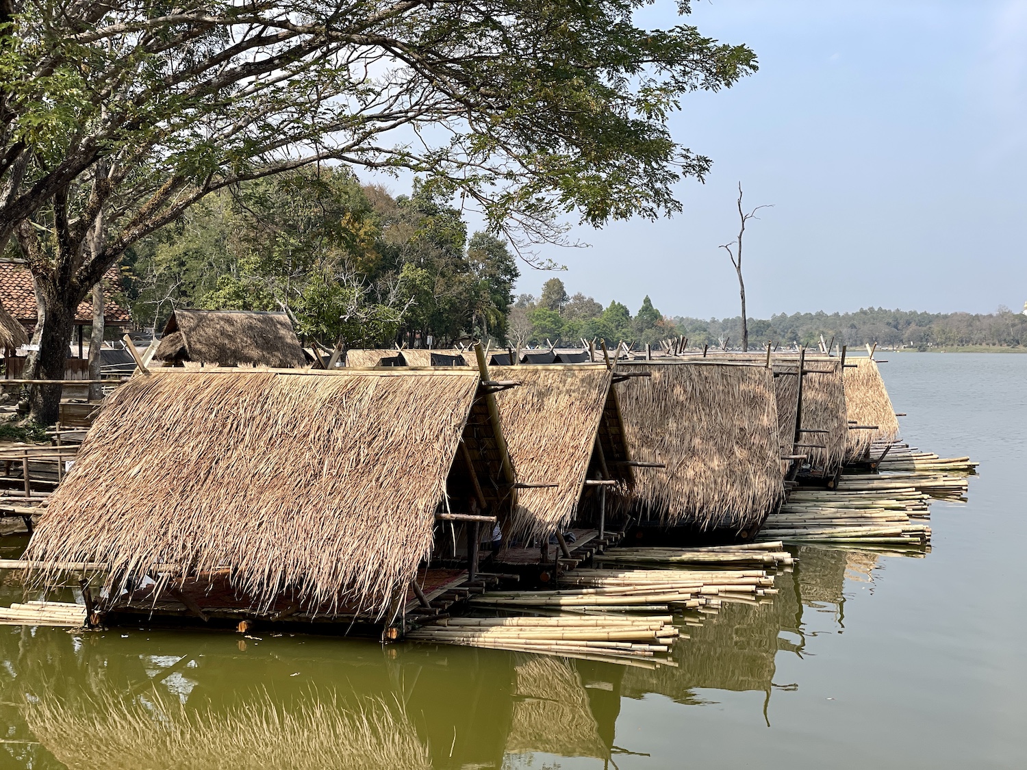 Het Huay Tung Tao Reservoir is heel leuk om te bezoeken als je in Chiang Mai bent. Je kunt heerlijk eten in een van deze hutjes op het water.