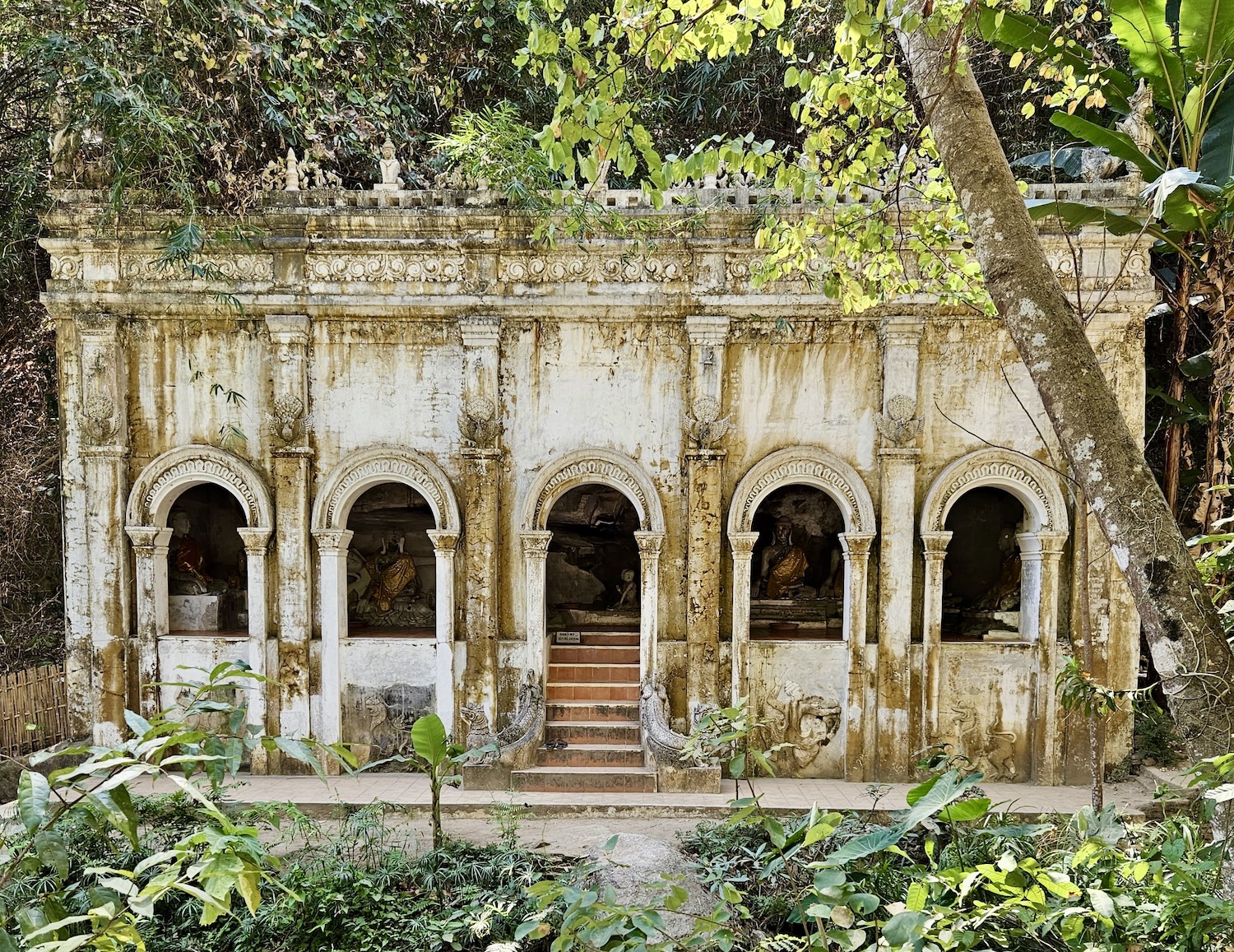 Net buiten de stad vind je de bijzondere tempel Wat Pha Lat, in de jungle. Hier loop je in een goed half uurtje naartoe via de Monk's Trail.