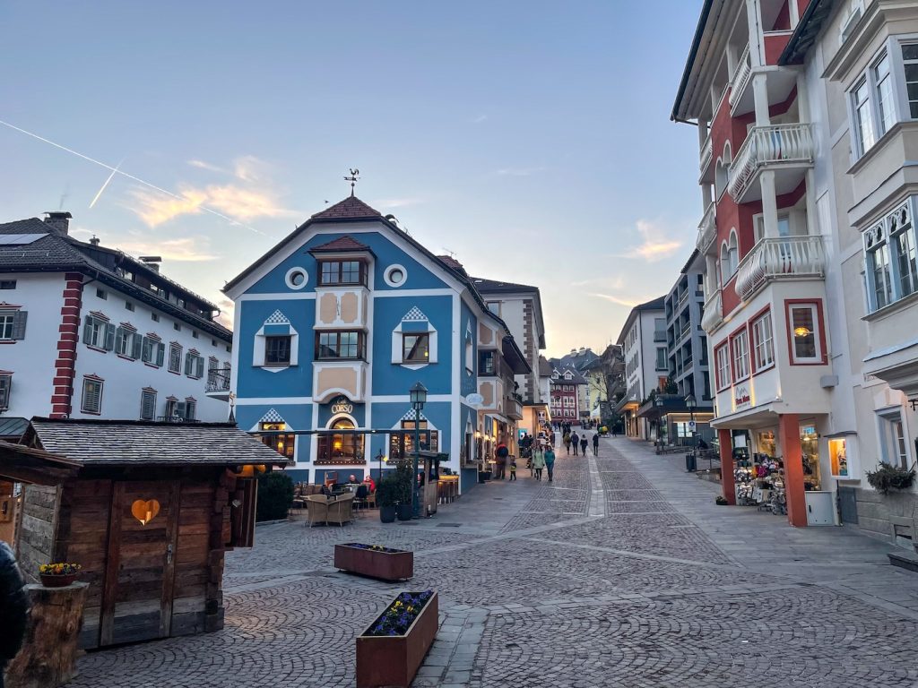 Het knusse dorp Ortisei in Val Gardena