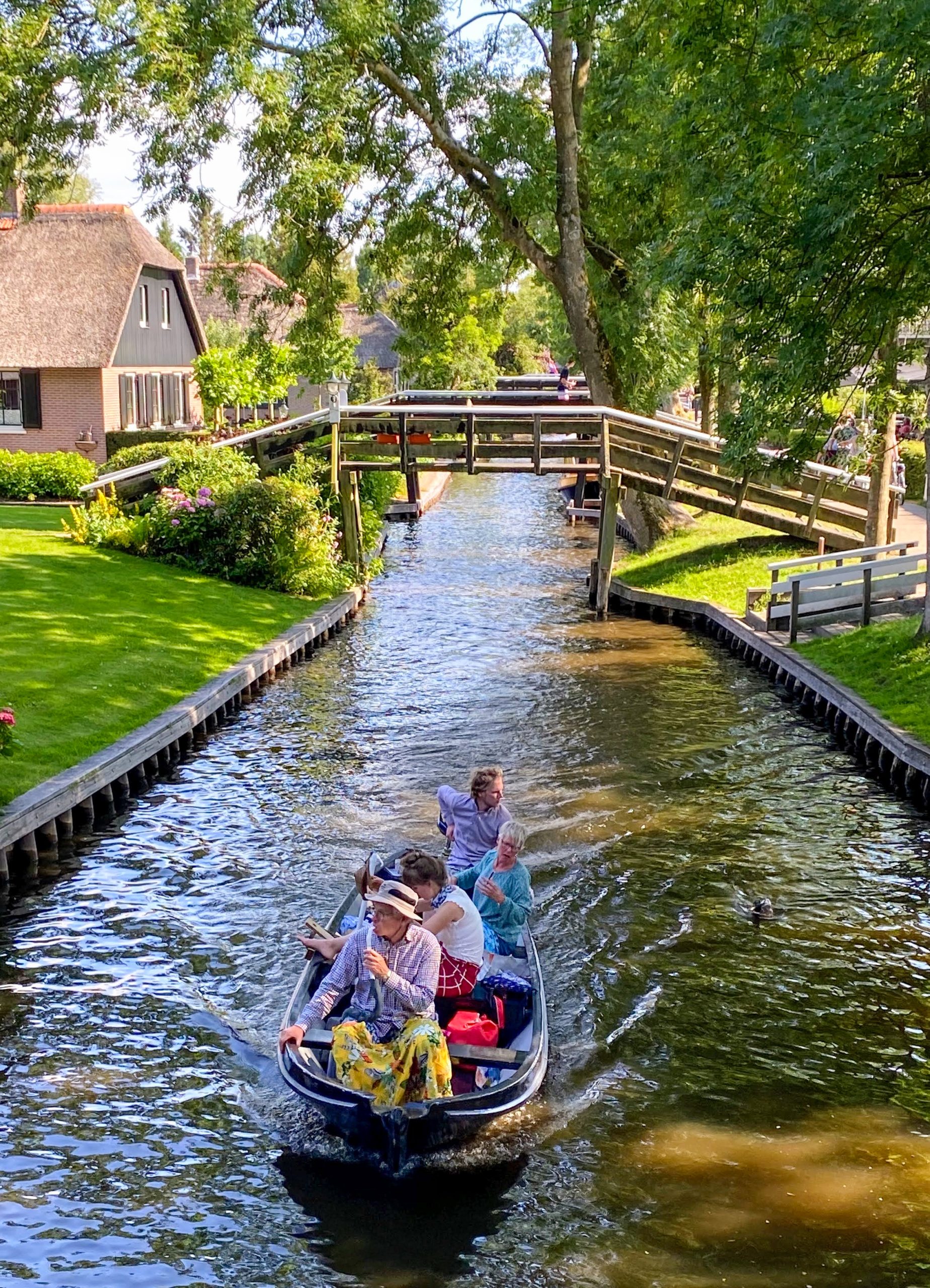 Peddel door Giethoorn in een punter
