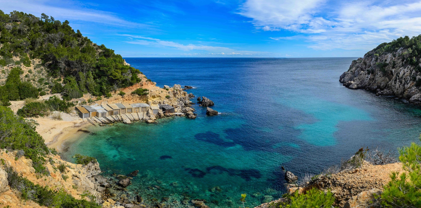 Prachtige baai aan de noordkust van Ibiza