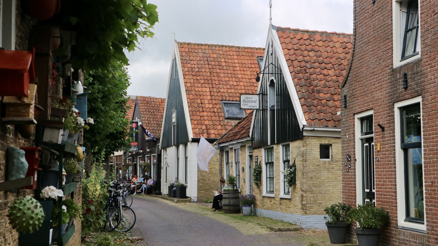 Doen: wandelen door de eeuwenoude straatjes van het pittoreske Oosterend