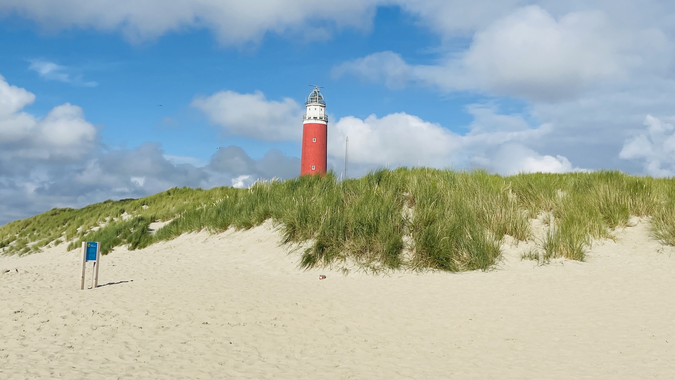 De iconische vuurtoren op het Texelse strand