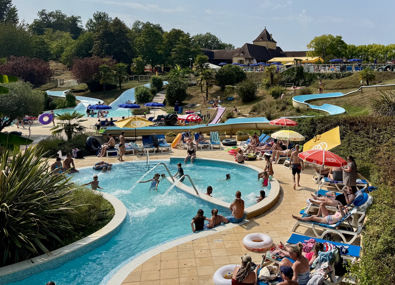 Zwembad en glijbanen van Camping Saint Avit Loirsirs in de Dordogne