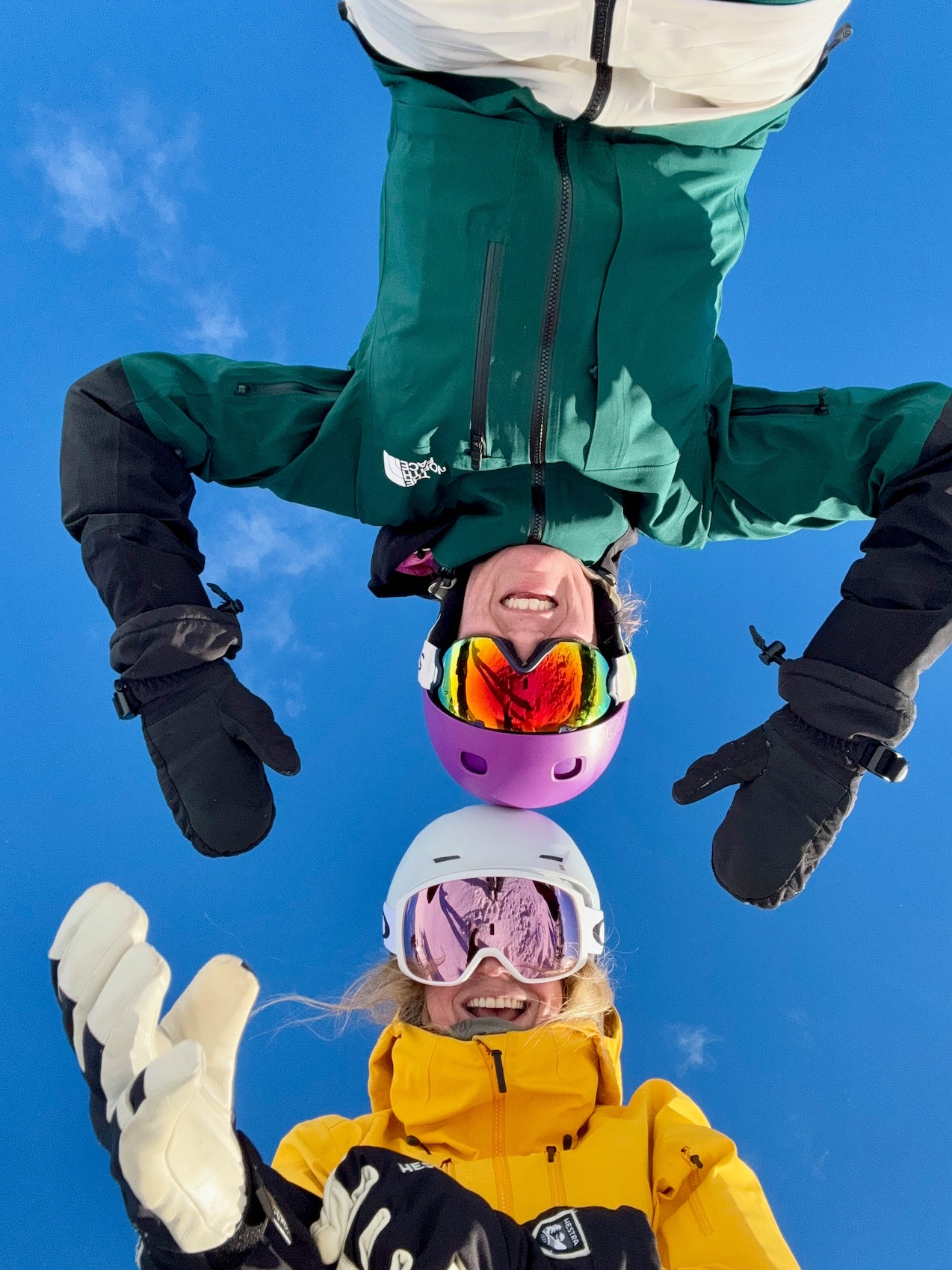 Koffer met wintersportkleding en skisokken inpakken voor een skivakantie