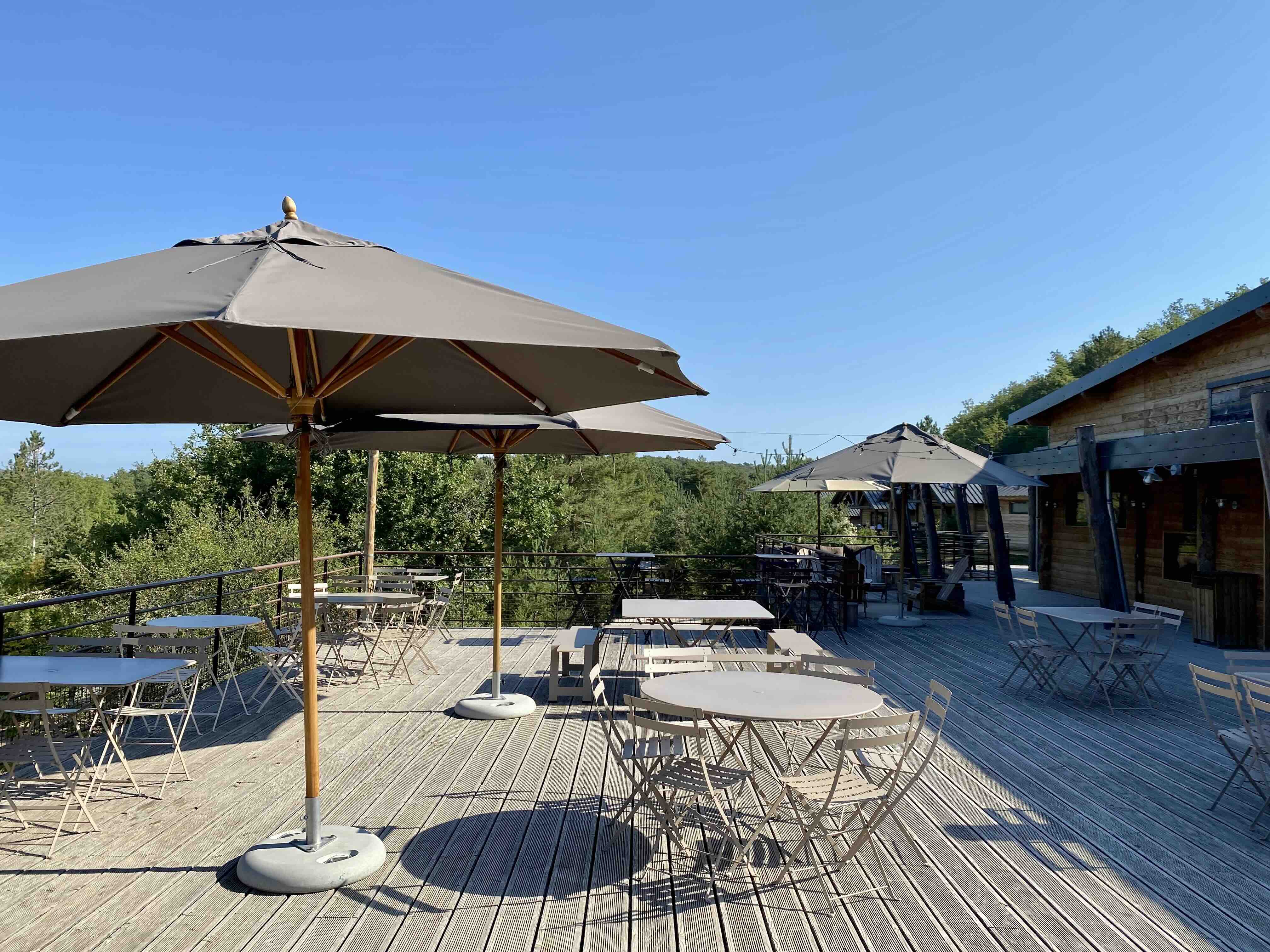 Terras van Camping Huttopia Village Sud Ardèche