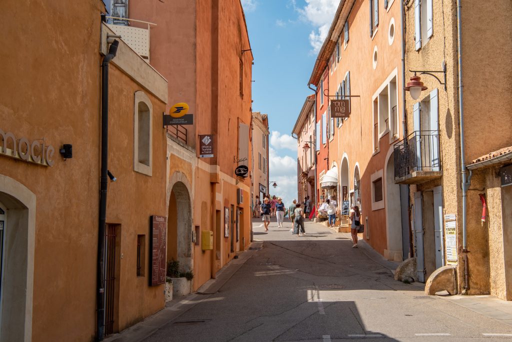 Vrolijke straatjes in Roussillon in de zomer