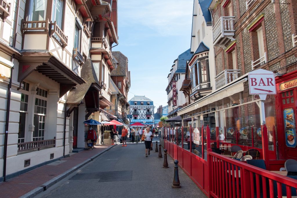 Gezellige straat in het centrum van Etretat