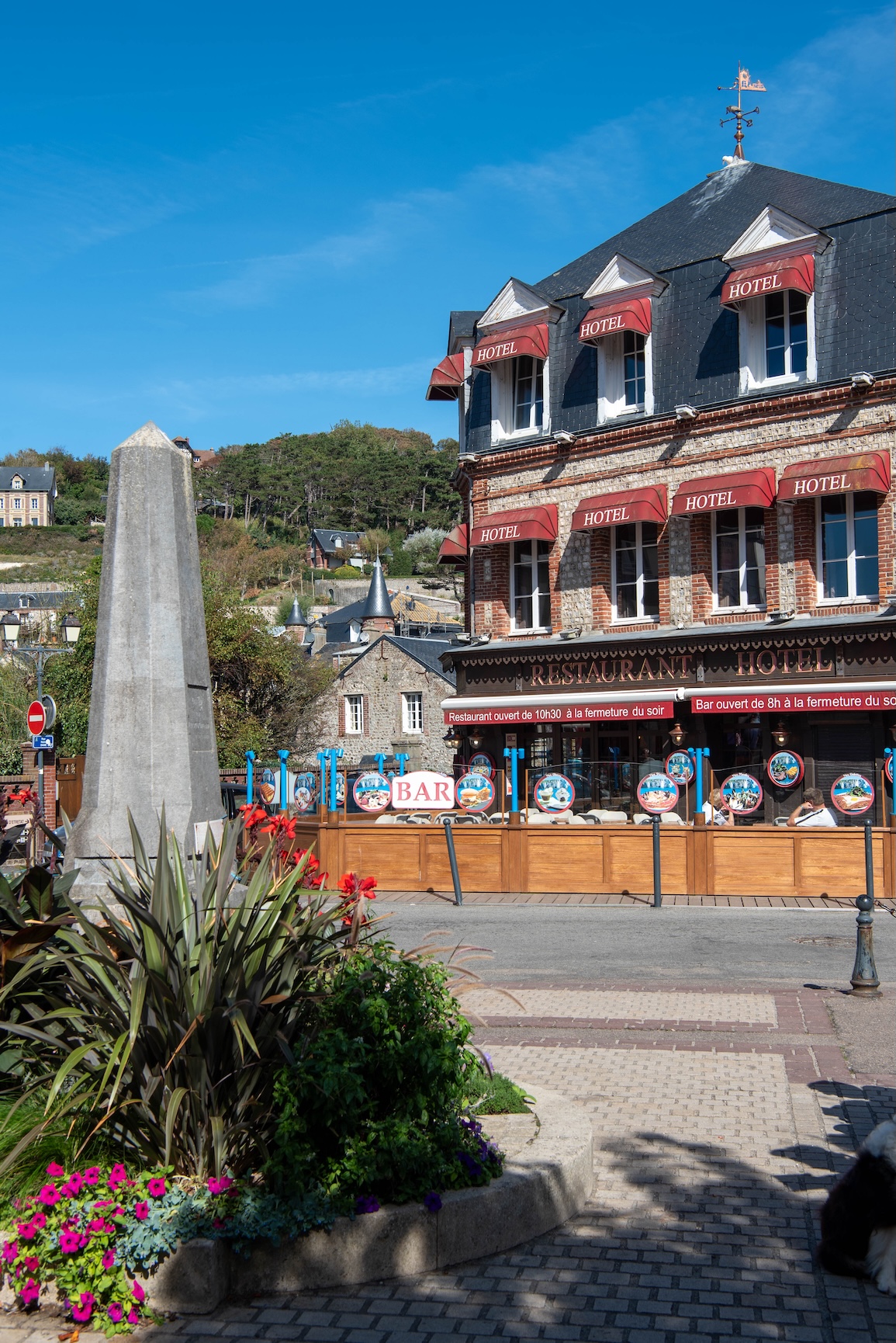 Pleintje in Etretat in de zomer