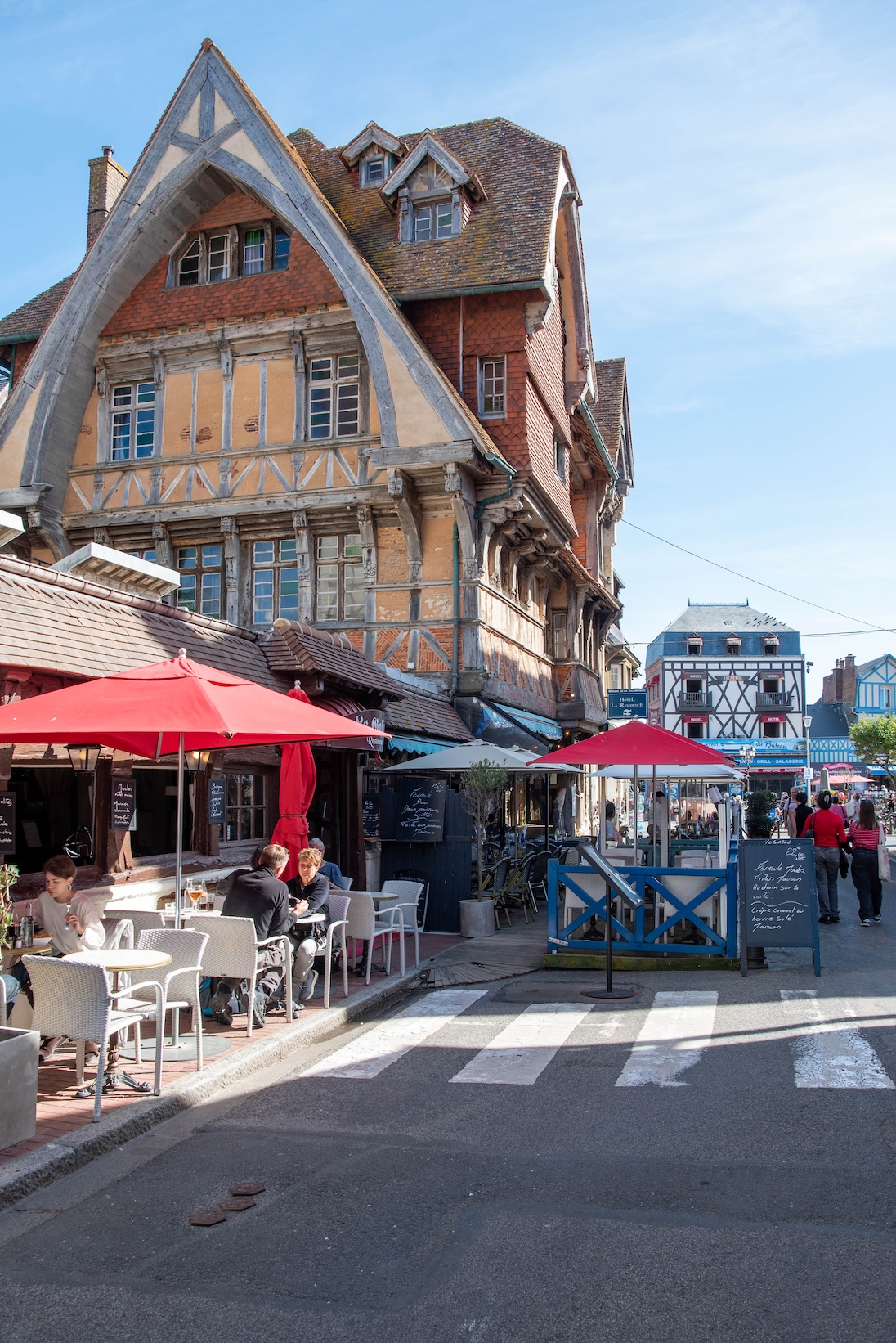 Prachtige oude gebouwen in het centrum van Etretat