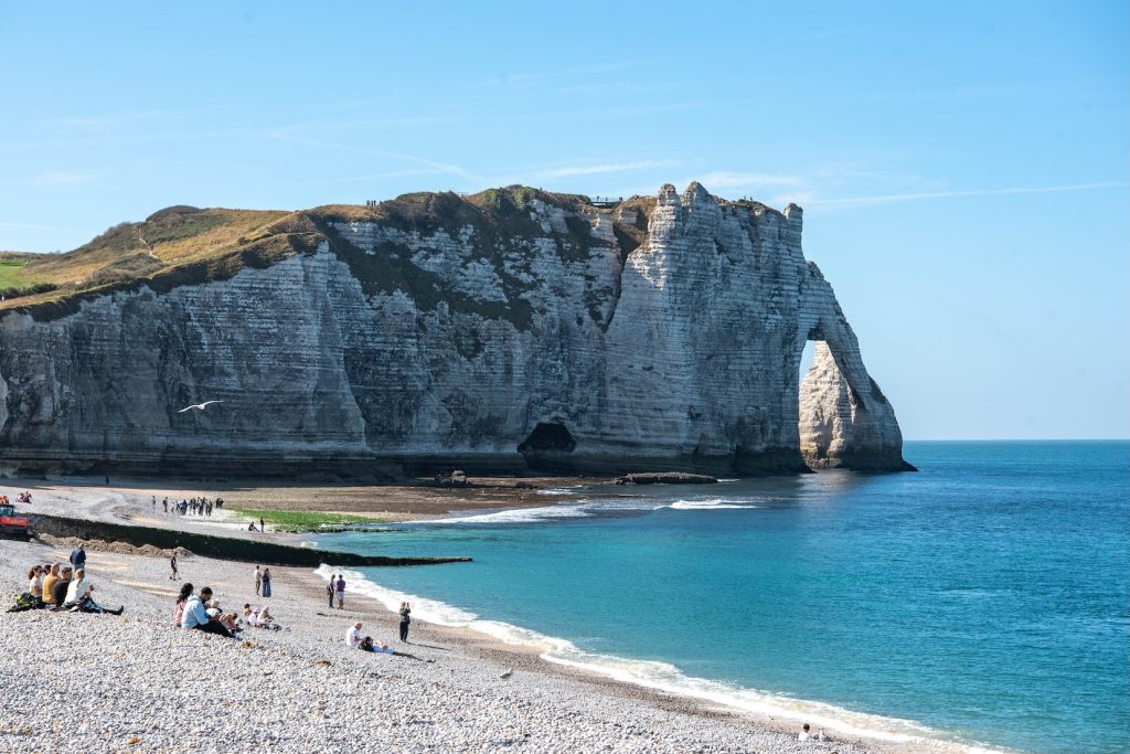 Het strand van Etretat op een zonnige dag