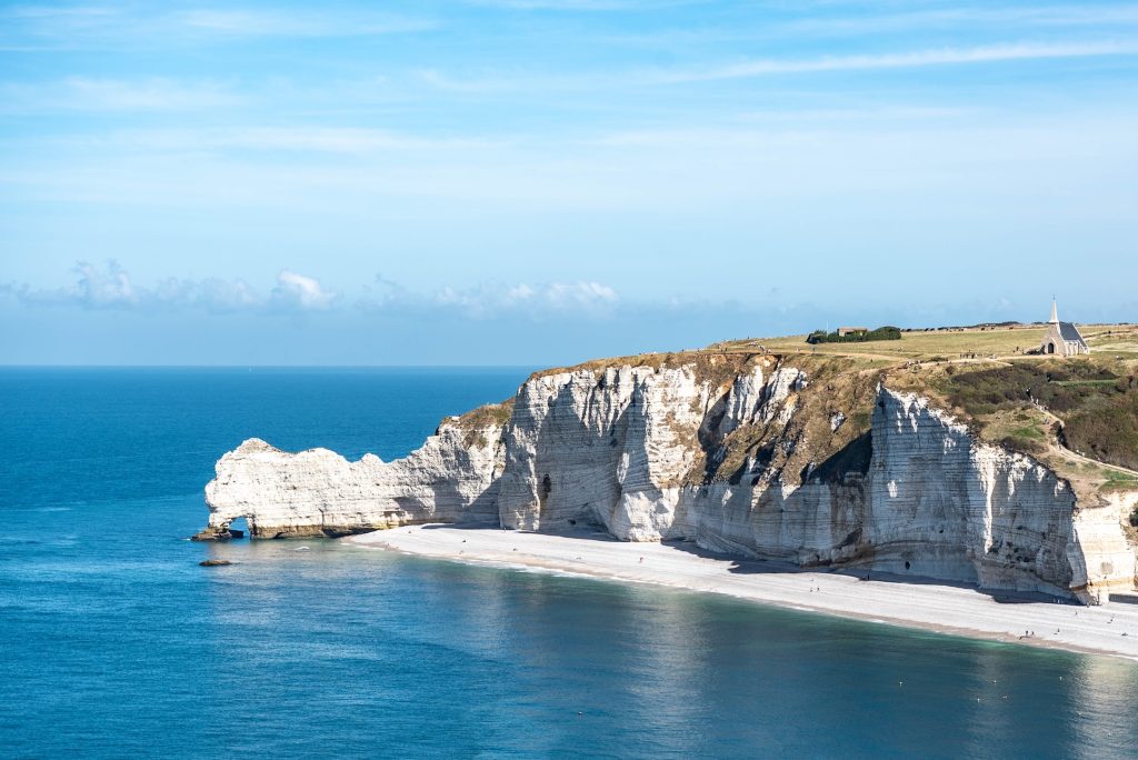 De krijtrotsen van Etretat op een zonnige dag
