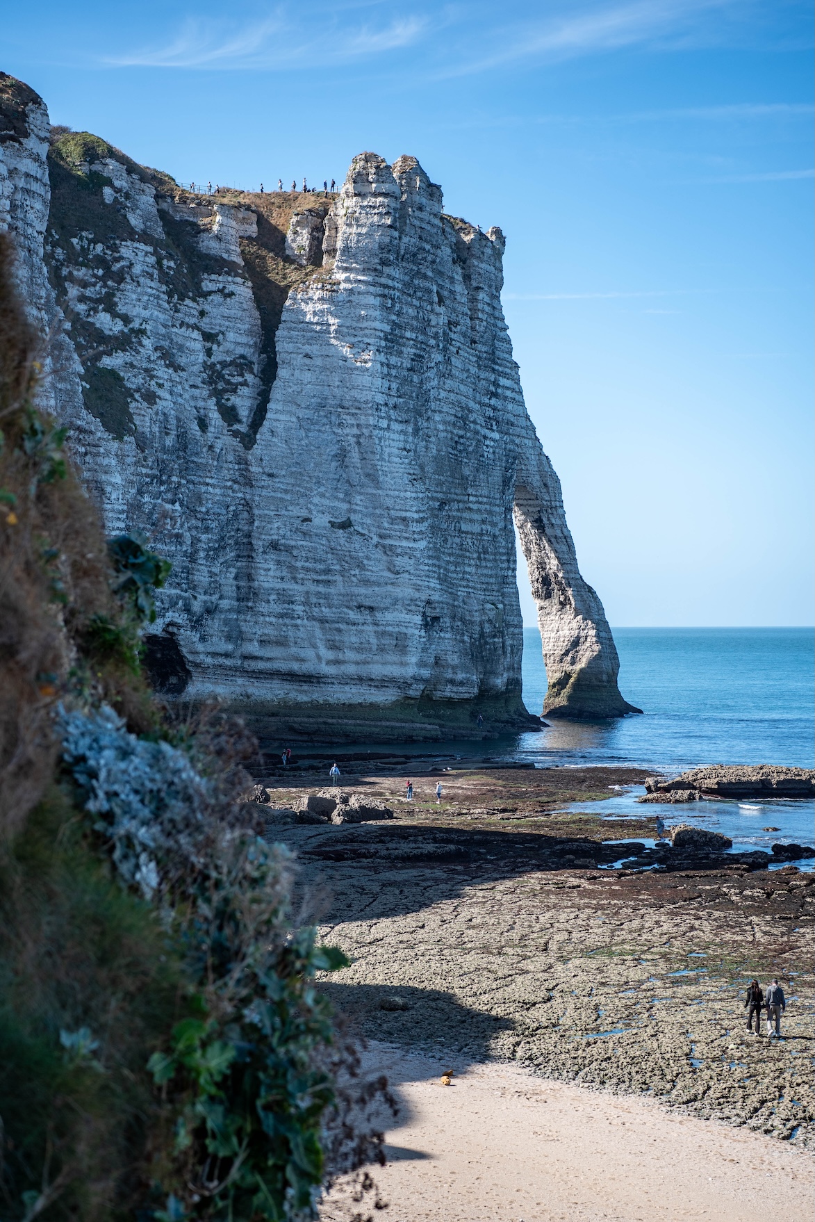 Strand van Étretat met de iconische krijtrotsen
