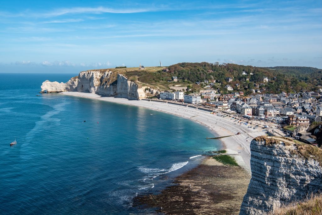 Uitzicht op de krijtrotsen van Etretat na een korte klim