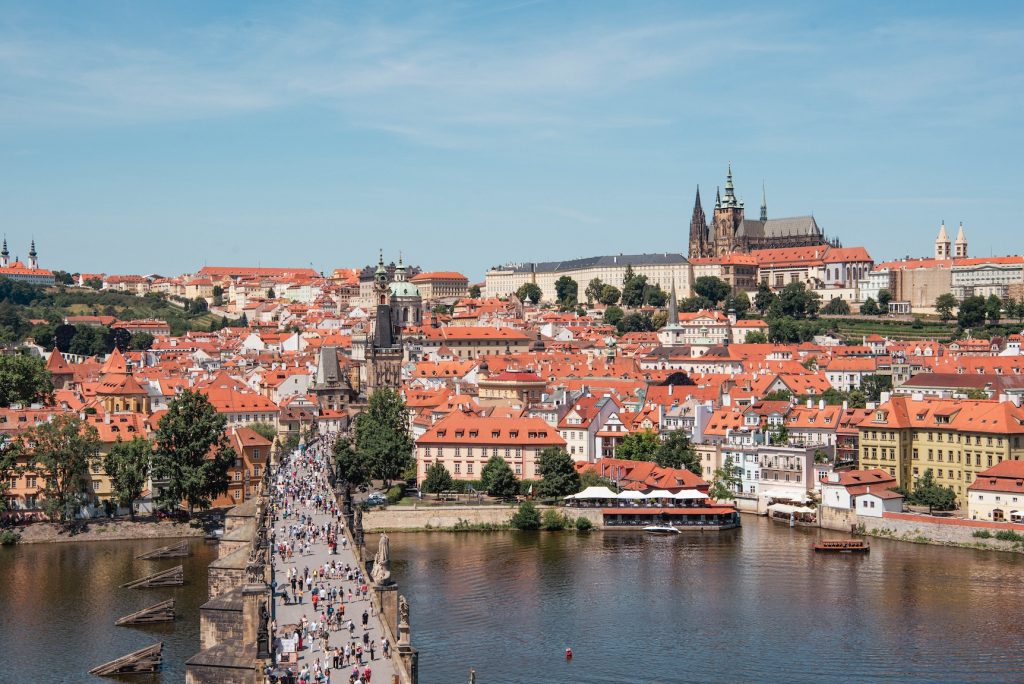 Uitzicht op de skyline van Praag