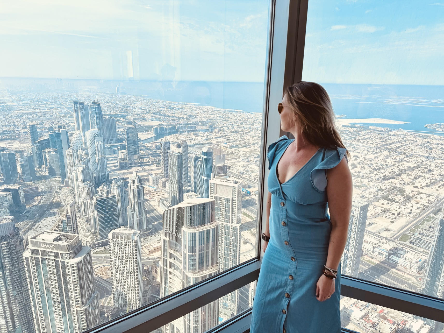 Vrouw op de top van de Burj Khalifa