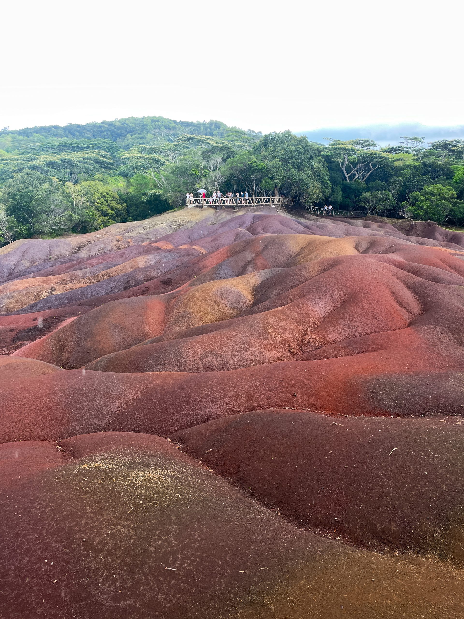 Dit heb je nog nooit gezien: de prachtig gekleurde zandduinen bij Chamarel