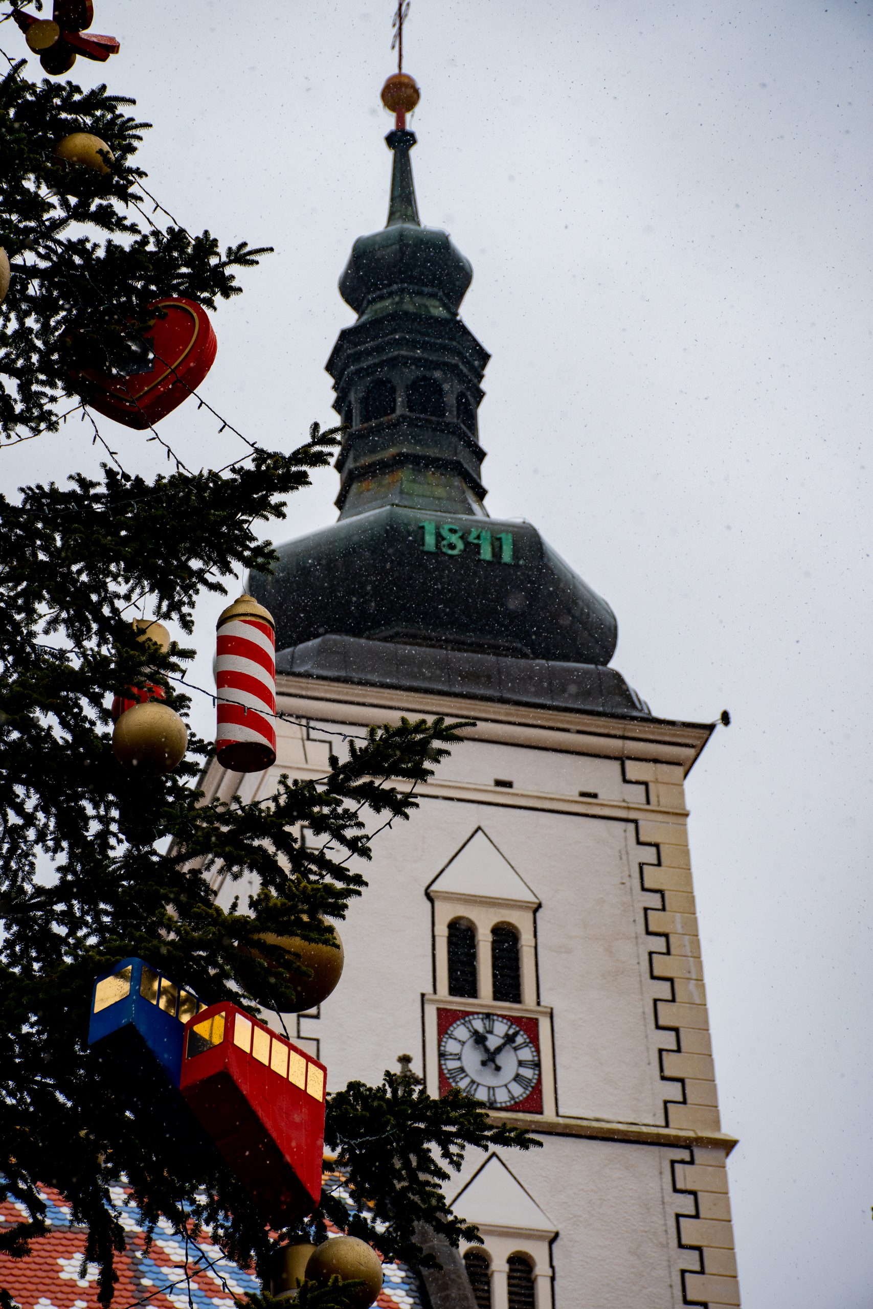 De Sint-Marcuskerk heeft ook gezelschap gekregen van een mega kerstboom