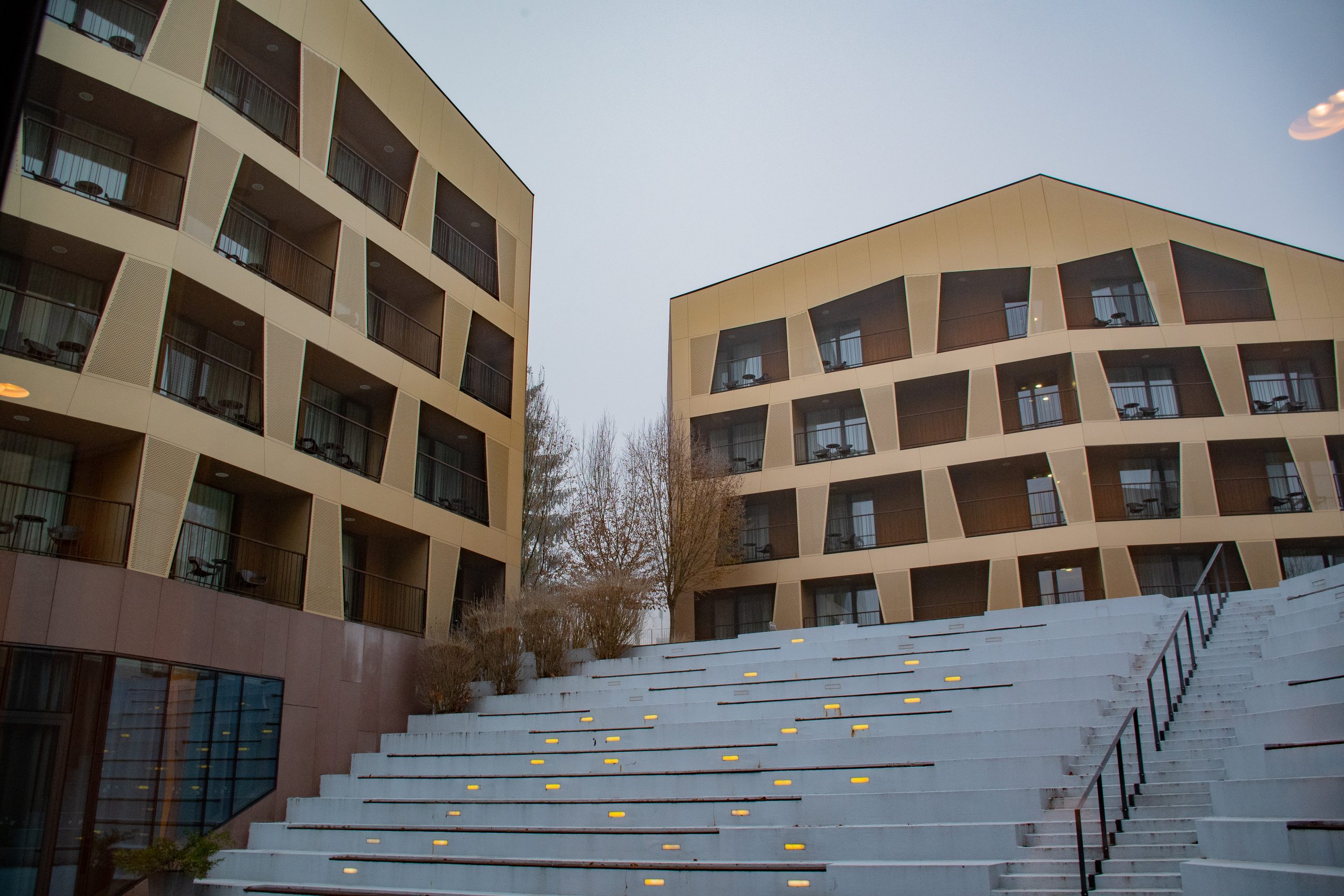 De architectuur van Terme Tuhelj combineert moderne ontwerpelementen met de natuurlijke omgeving