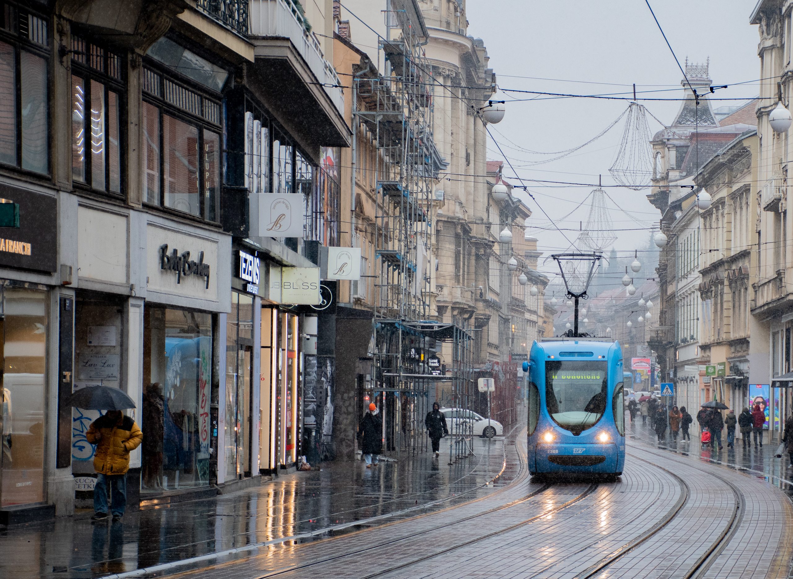 De stad wordt gekenmerkt door de blauwe tram die je overal tegenkomt