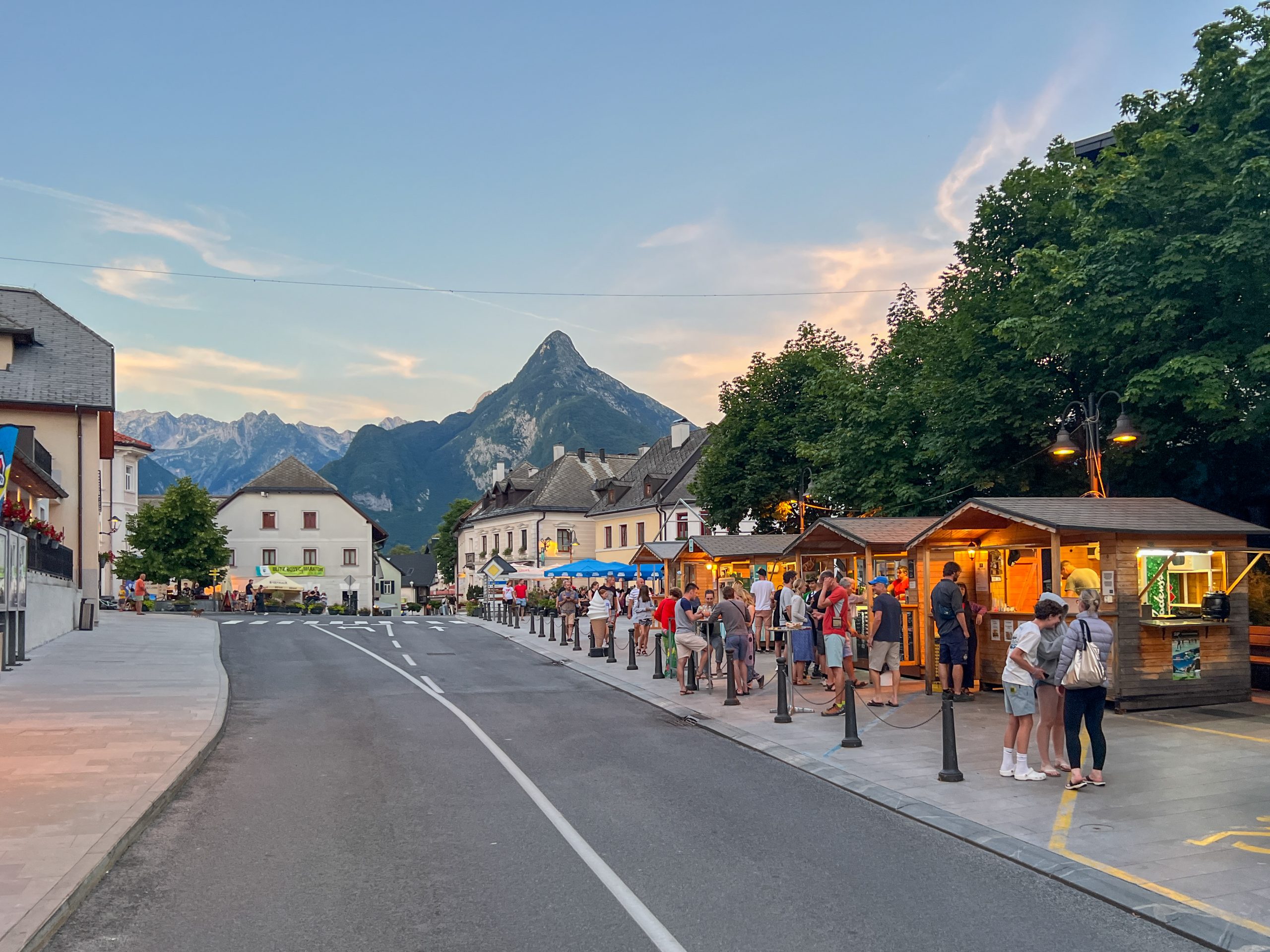 Verblijf in het gezellige dorpje Bovec: je kunt de bergen al zien liggen