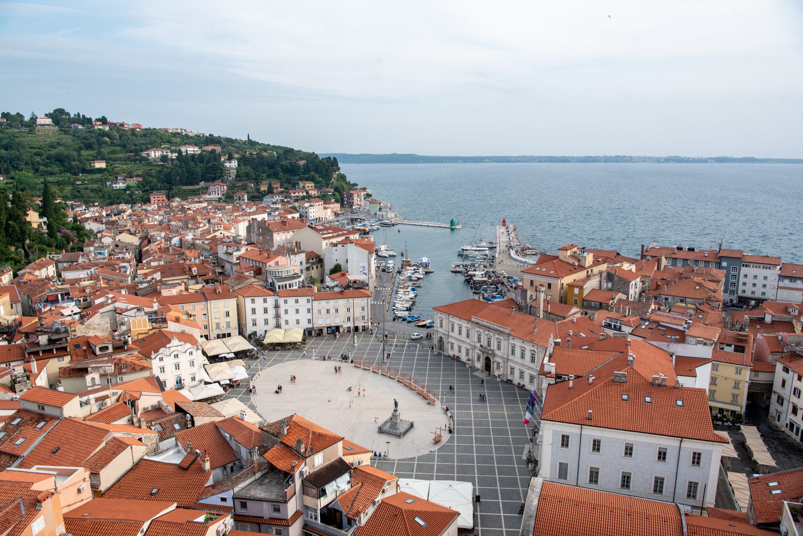 Uitkijken over Piran en de Adriatische Zee