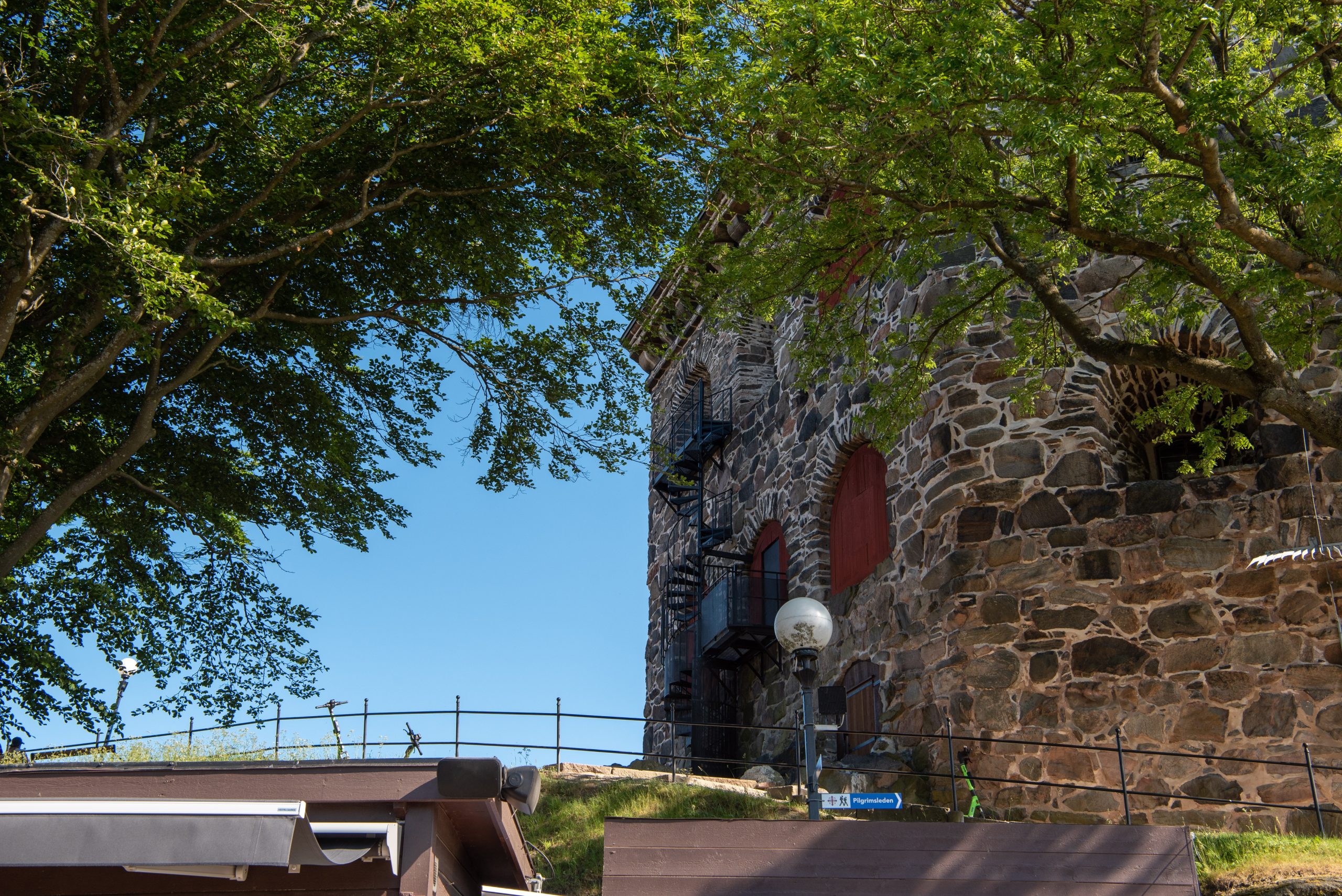 Beklim de heuvel naar Skansen Kronan, een oud fort