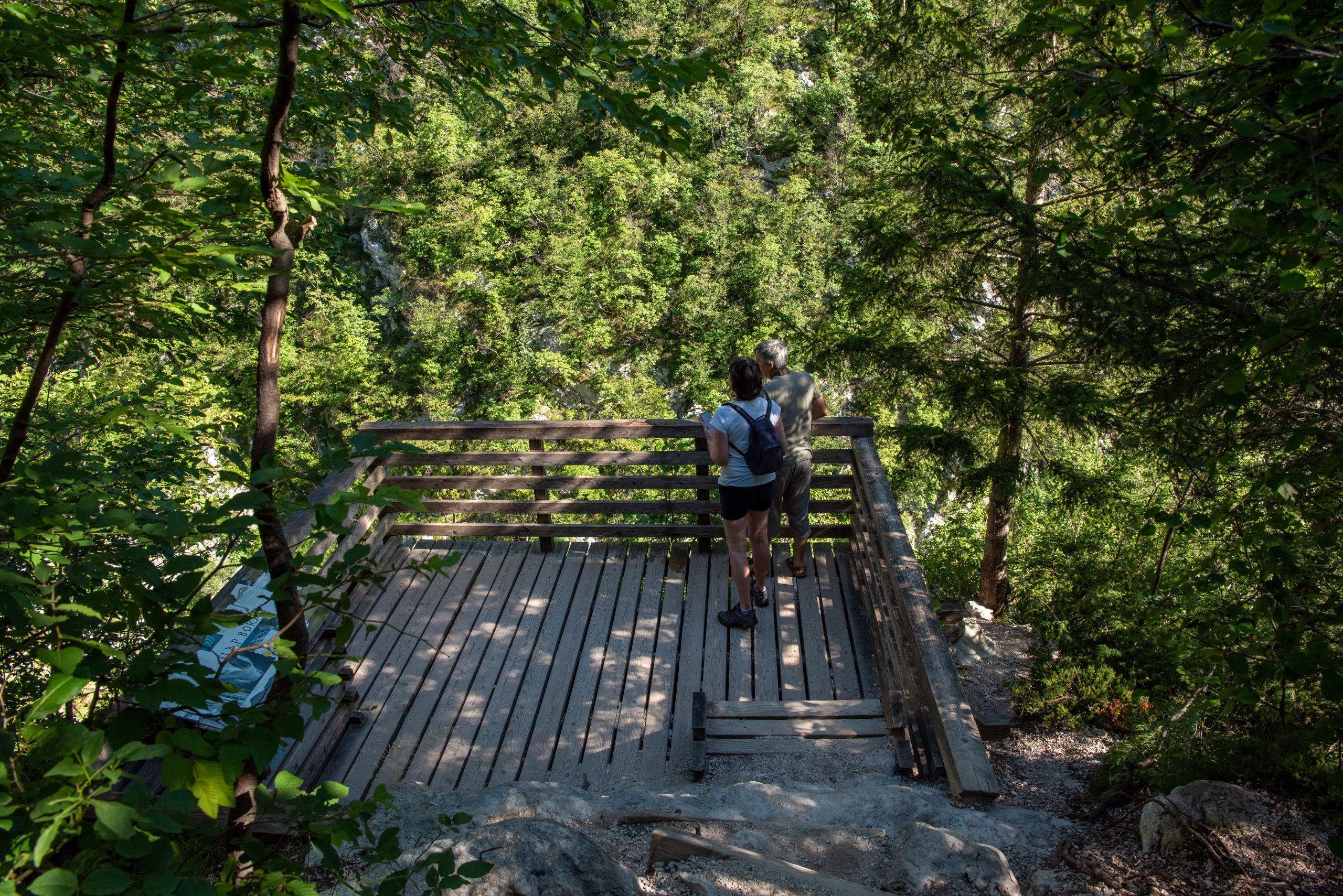 Het eindpunt van de wandeling: het uitkijkpunt waar je de waterval in de verte kunt zien