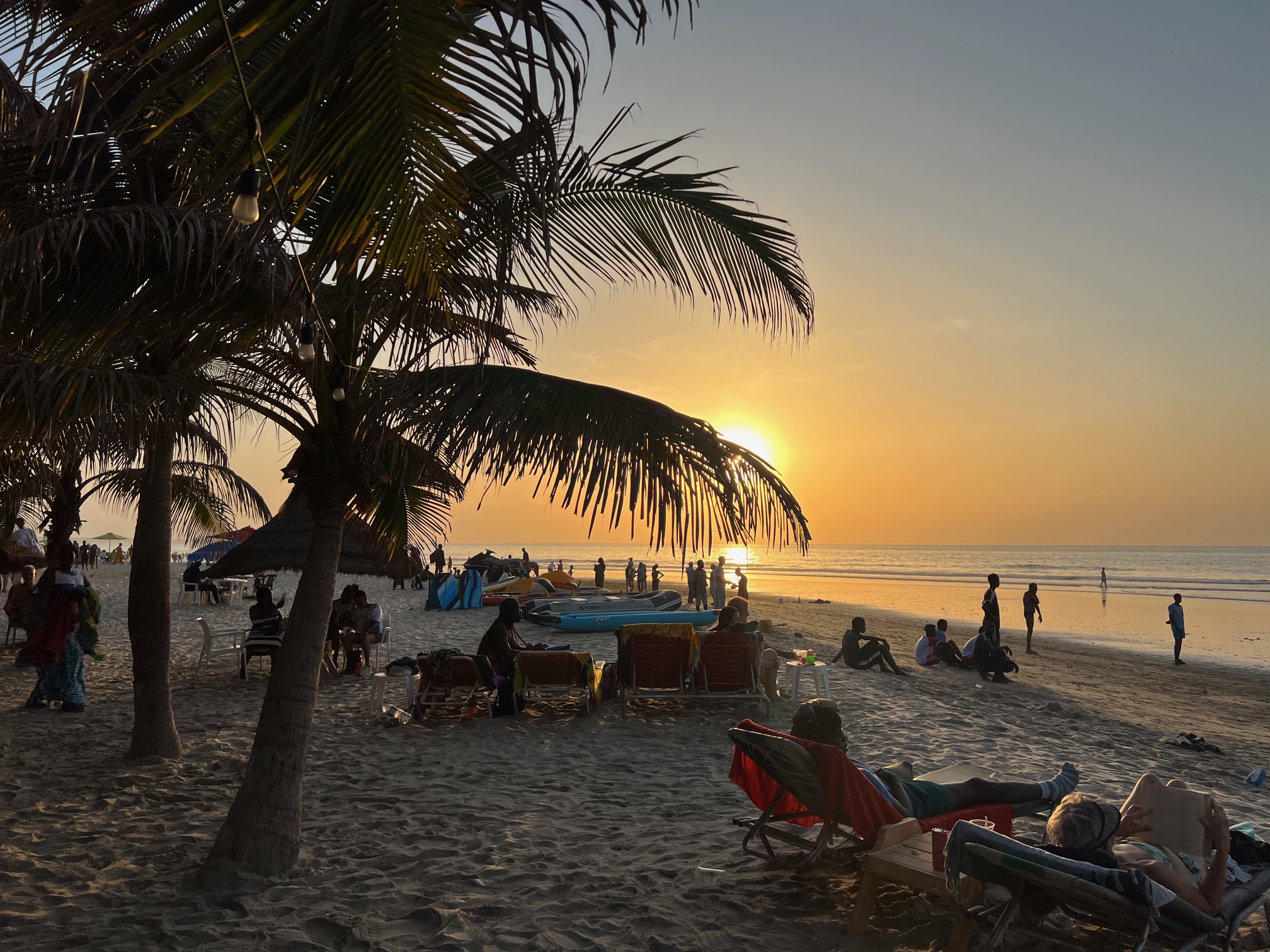 Genieten van de zonsondergang op het strand bij het Kalimba Beach Resort