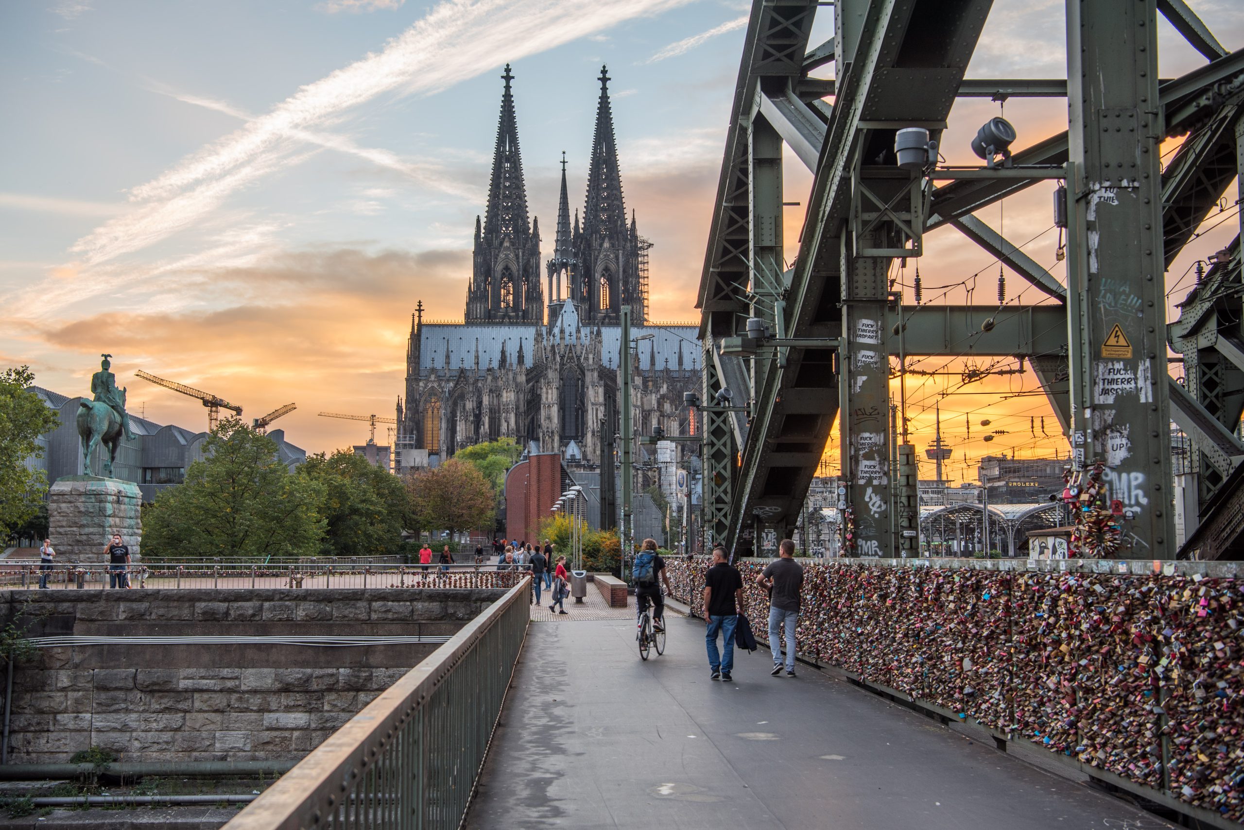 Keulen is een prachtige stad met veel mooie plekjes, zoals deze brug bij zonsondergang