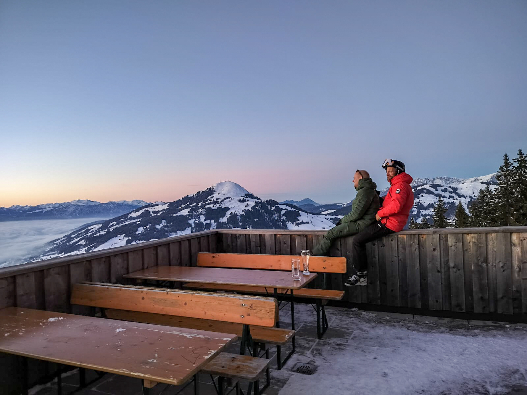 De perfecte après-ski: met een drankje genieten van zonsondergang