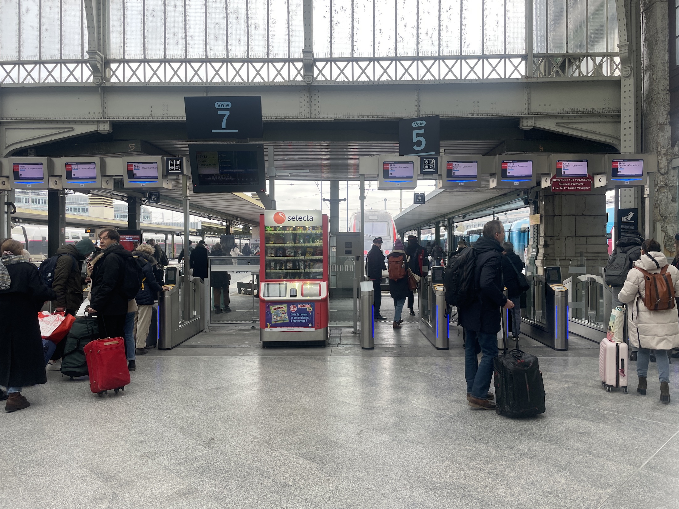 Op een treinstation is het veel gemakkelijker inchecken dan op een vliegveld