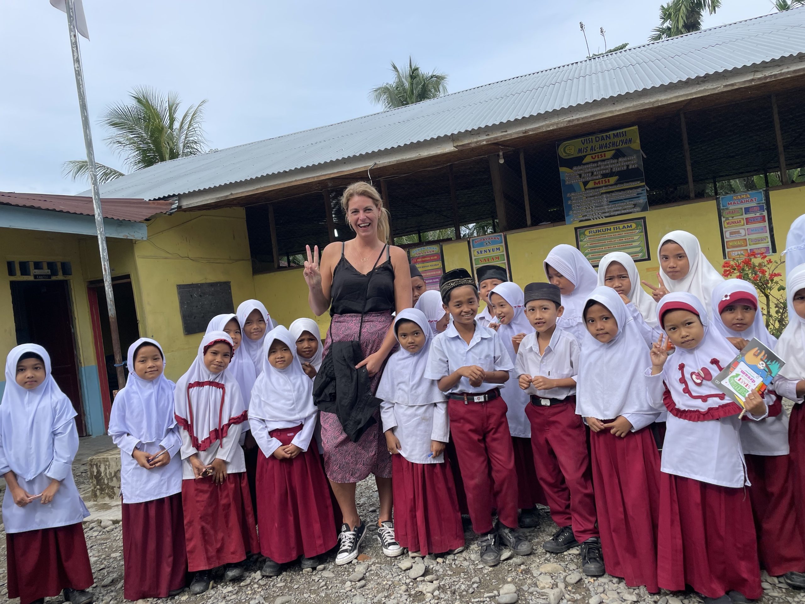 Je ontmoet al snel nieuwe mensen tijdens een soloreis en maakt snel contact met de lokale bevolking, zoals hier op Sumatra (Indonesië)