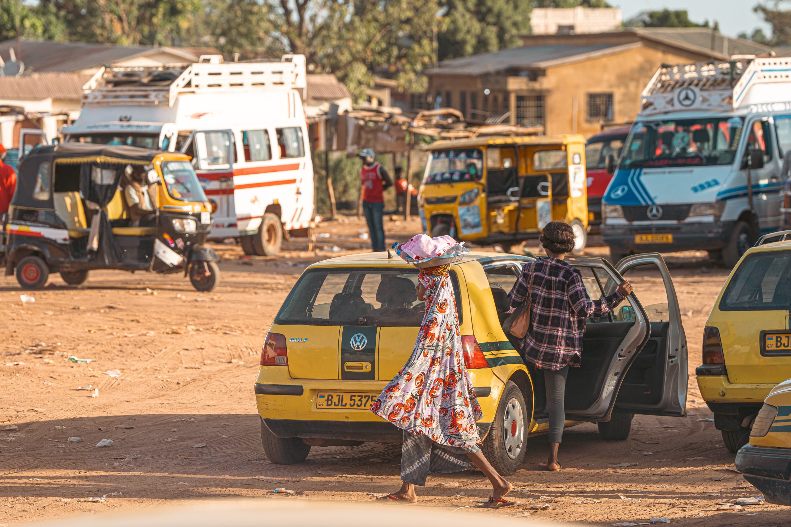 Het drukke en chaotische Banjul