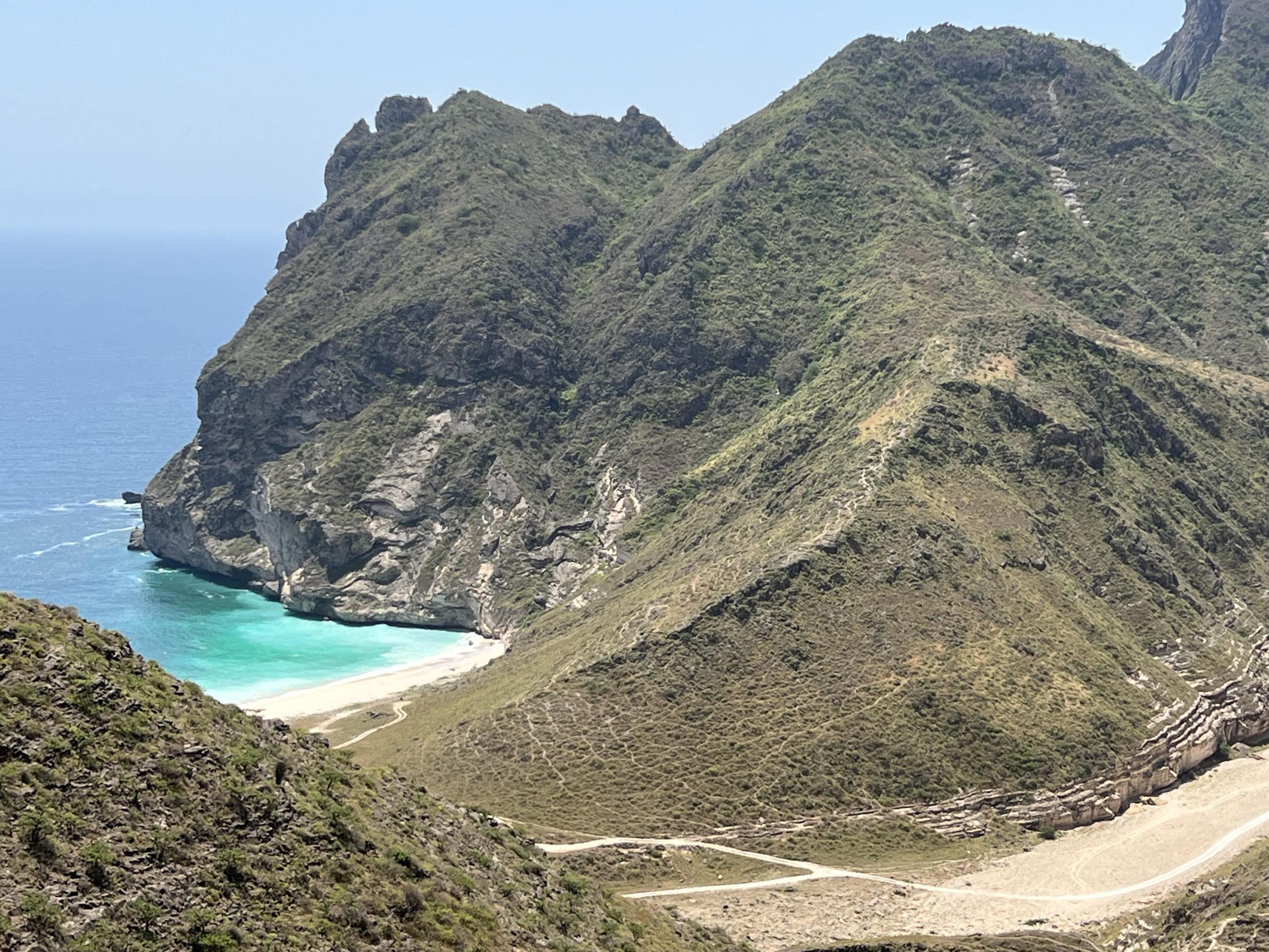 De Hidden beach gezien vanaf de hoofdweg onderweg