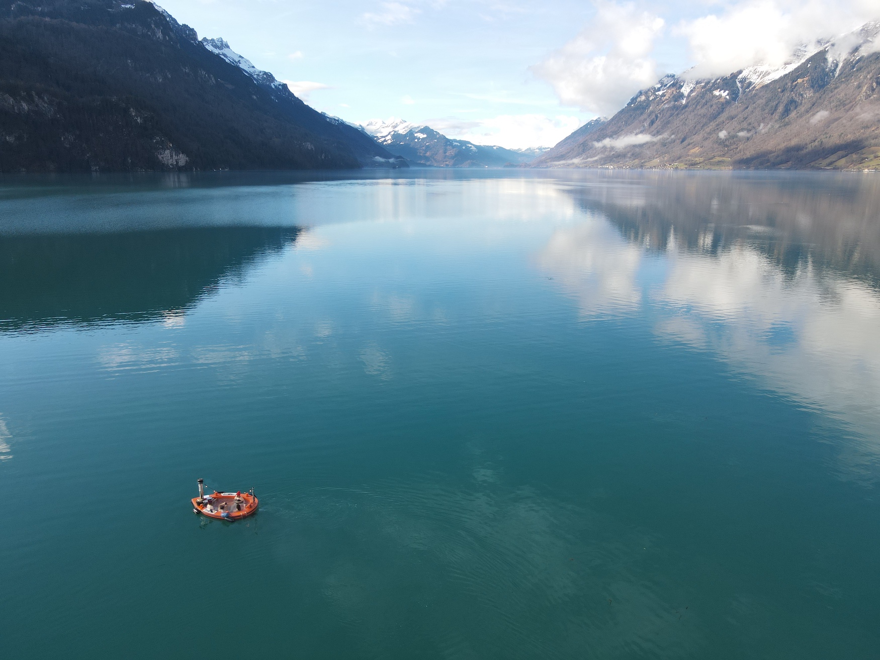 Doen in op het Brienzermeer: drijven in een hot tug!