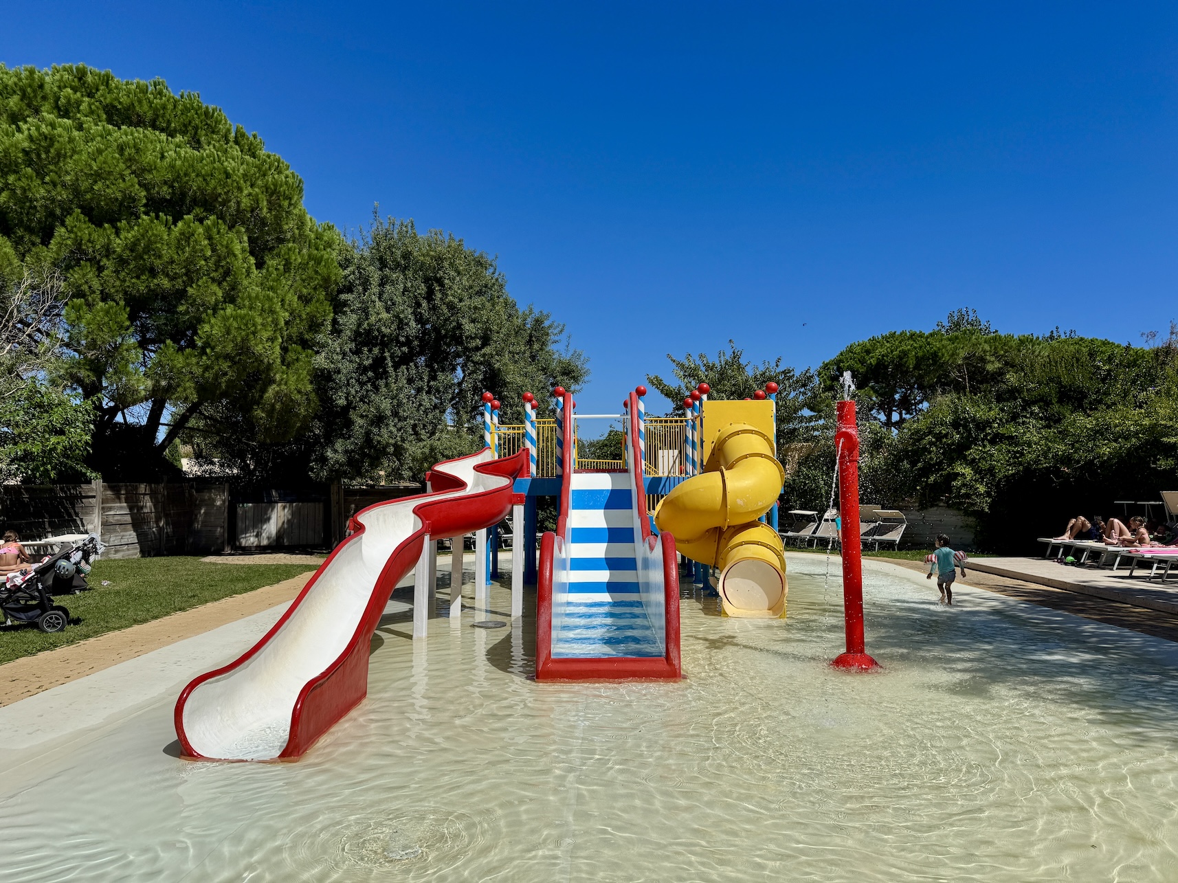 Glijbanen voor kleine kinderen op camping Le Sérignan Plage