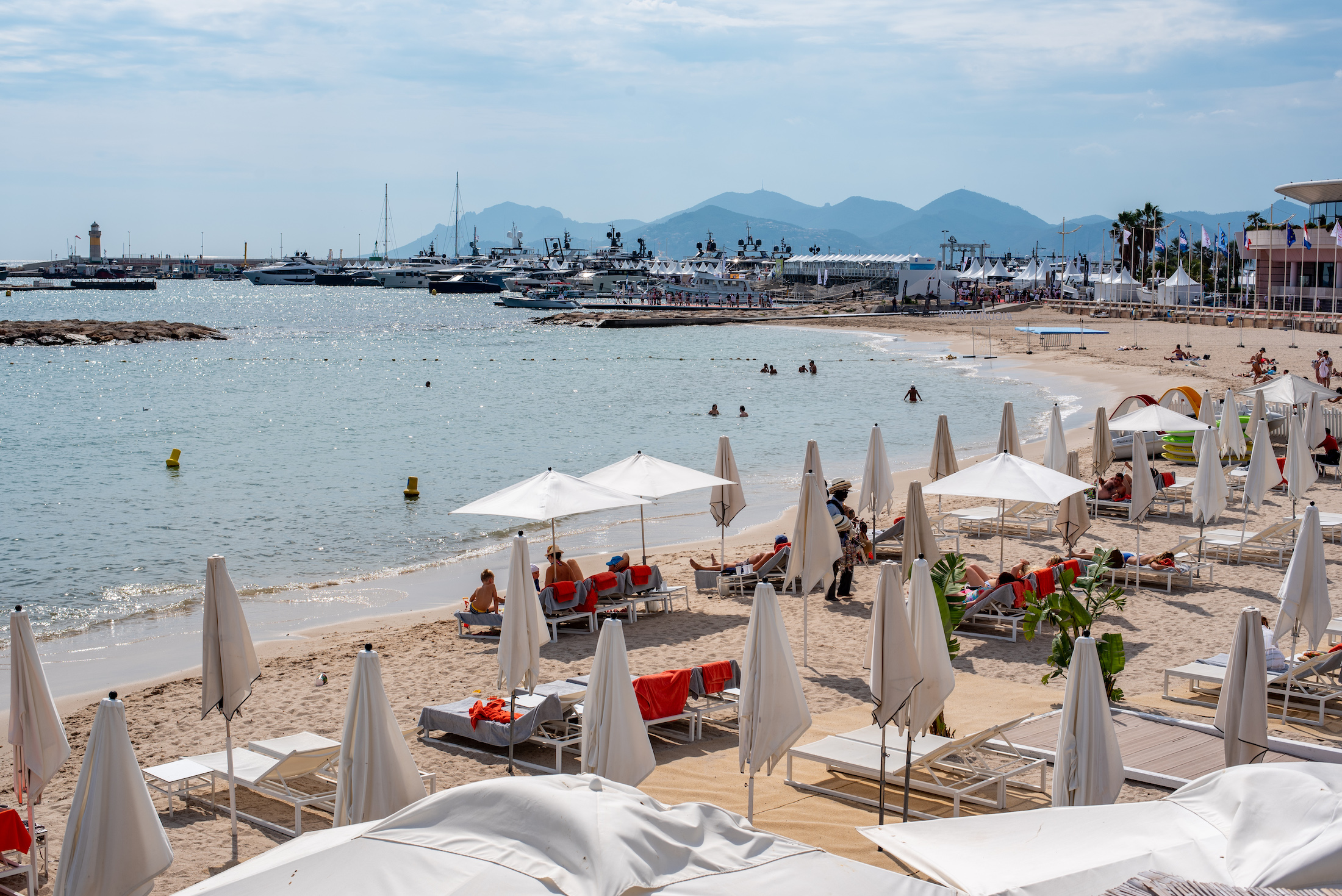 Cannes is een toffe stad aan het strand