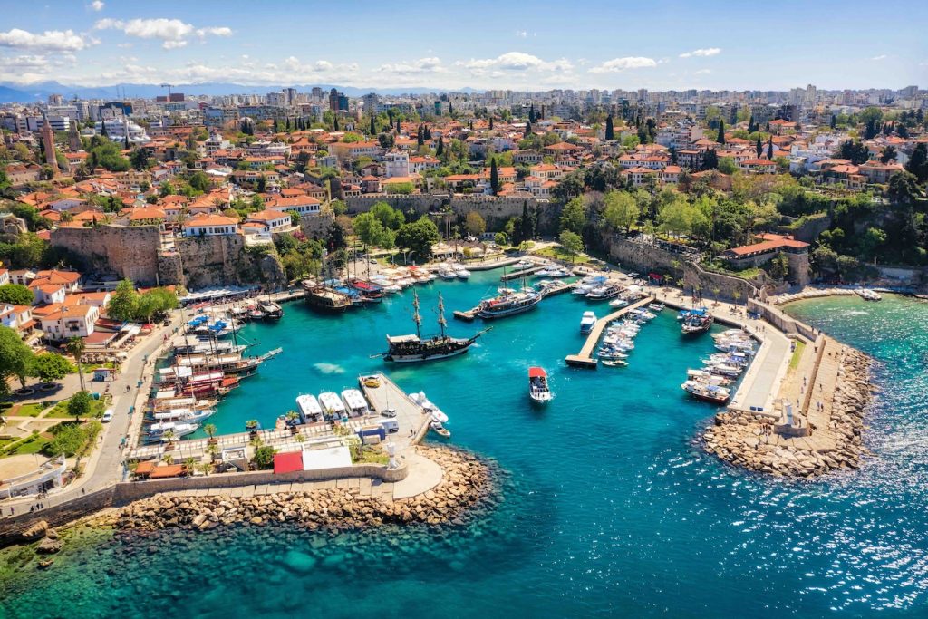 Uitzicht op de haven van Antalya in Turkije