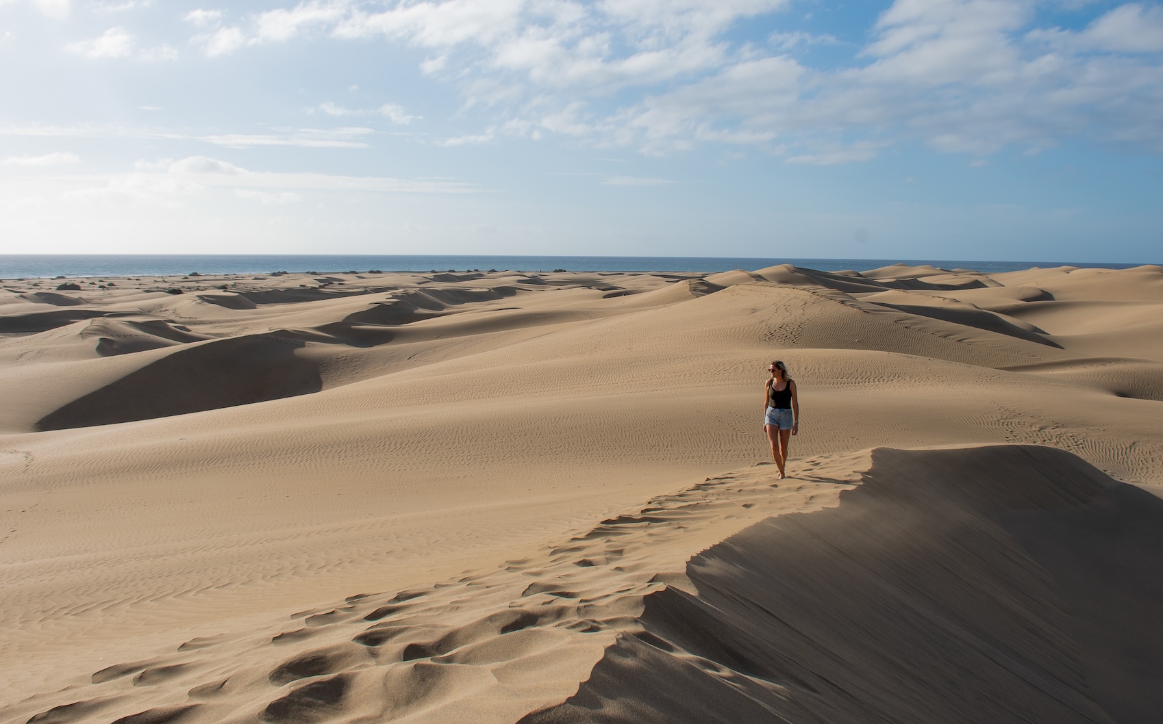 Vrouw wandelt over de duinen van Maspalomas