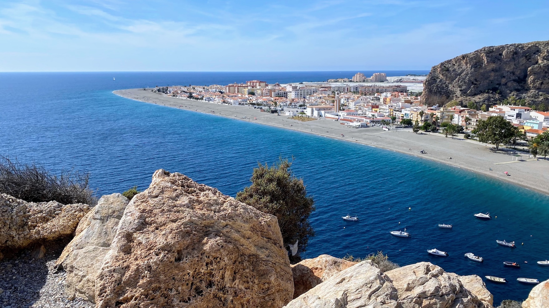 Uitzicht op een strand in Zuid-Spanje