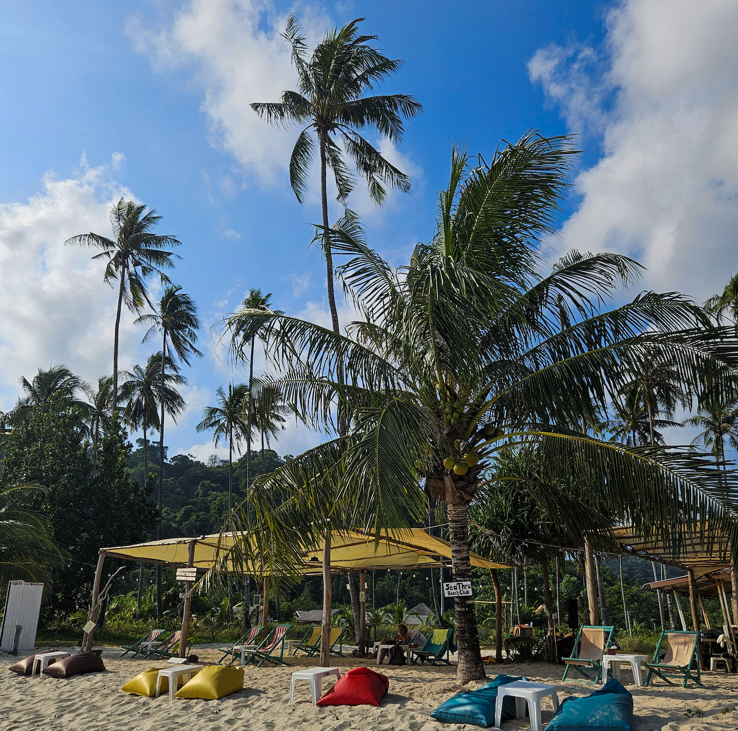 Sea Thru Beach Club is een fijne plek om een (mid)dag rond te hangen