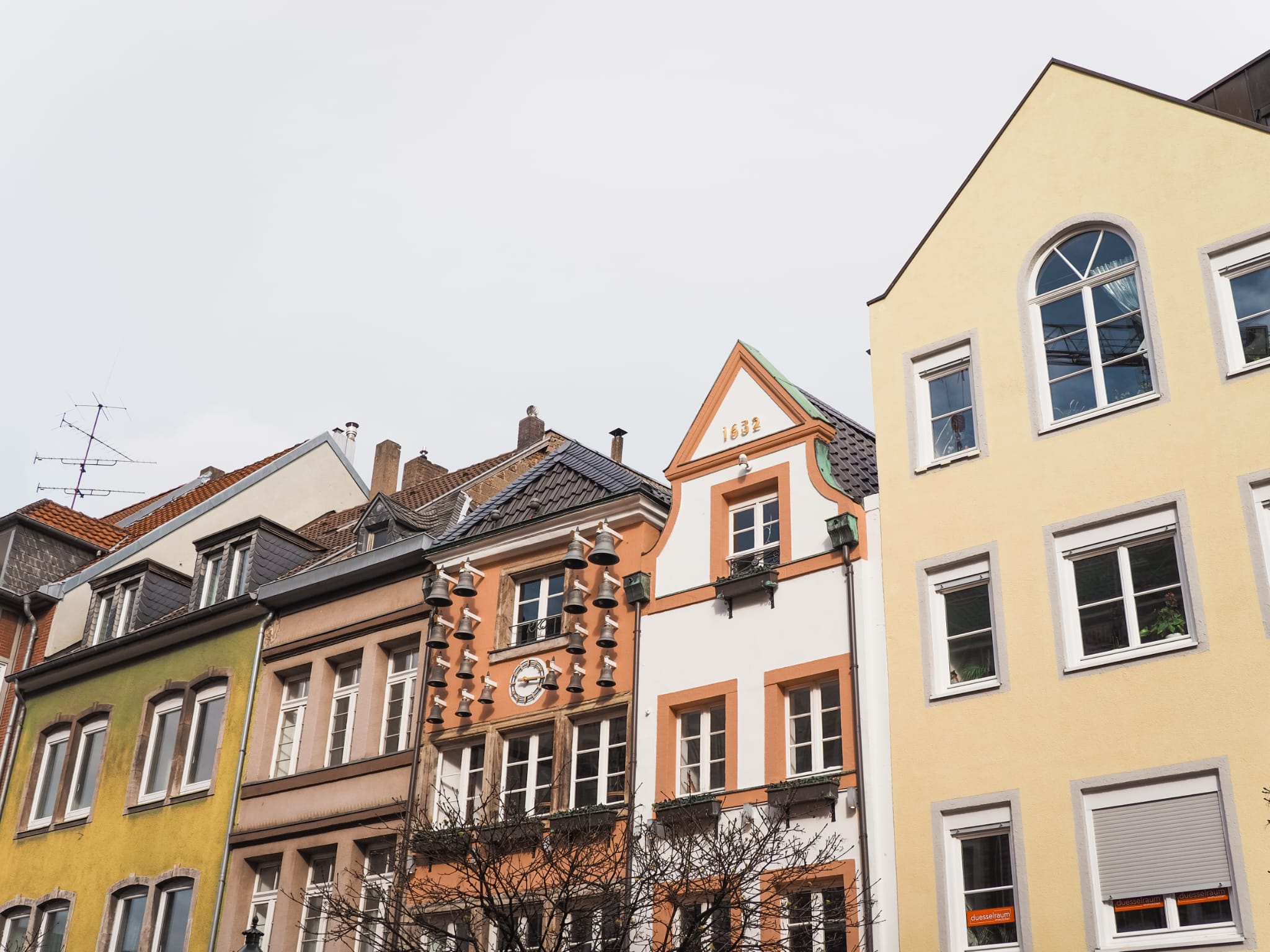 De gevels van Düsseldorf verraden dat deze stad compleet anders is dan die in Nederland