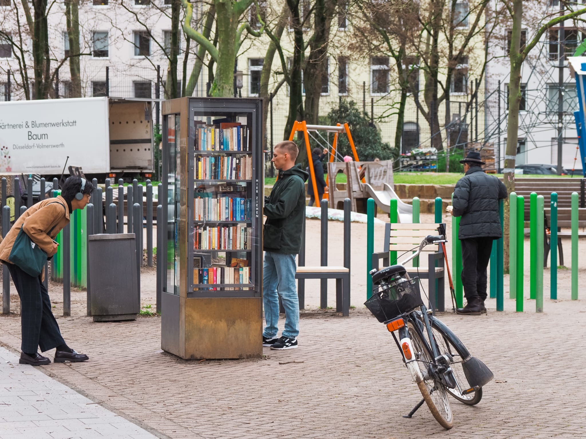 Overal in Düsseldorf vind je deze bibliotheekkasten, ook in onze favoriete wijk