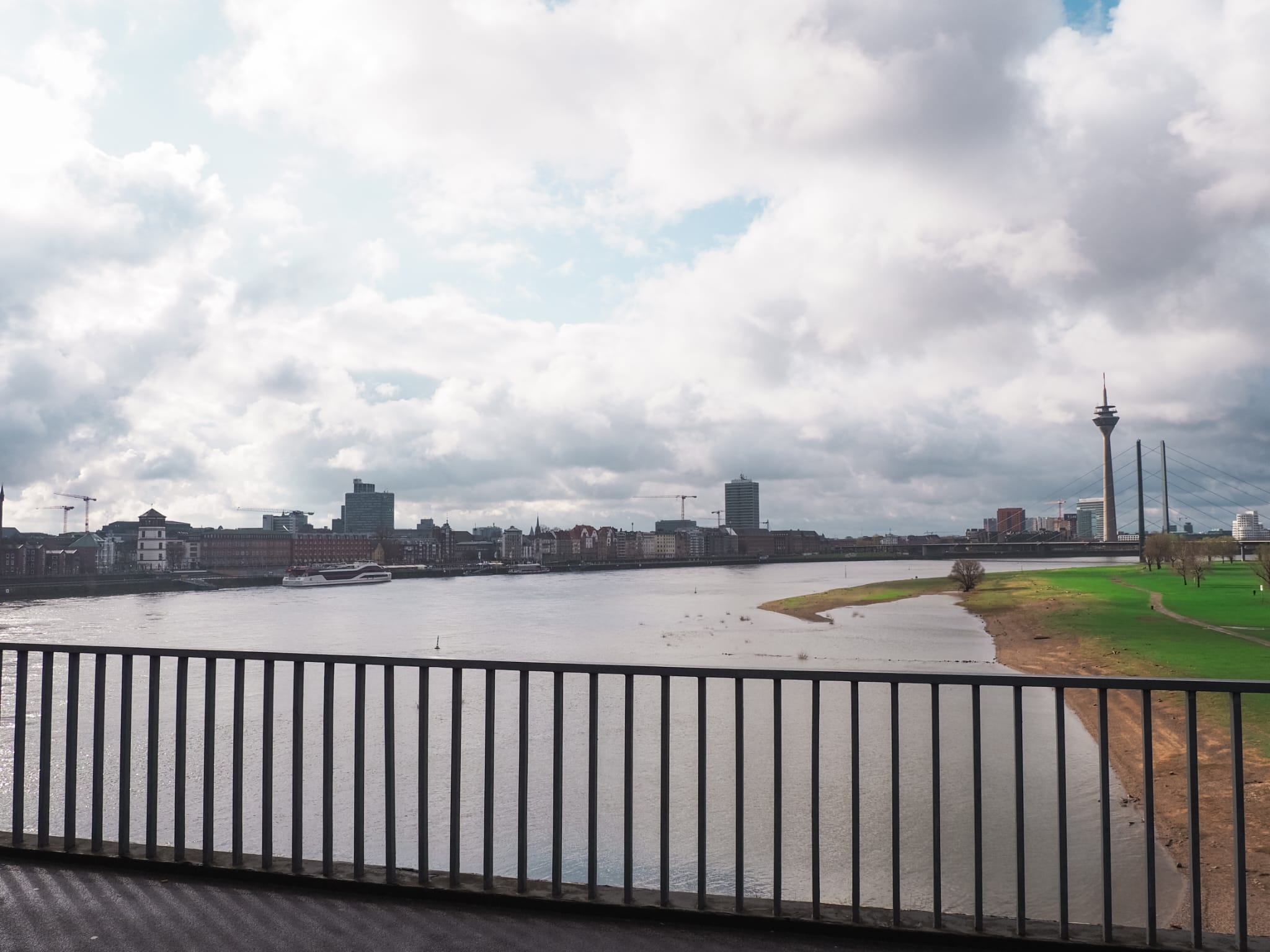 Vanuit Oberkassel fiets je over de Rijn weer terug het centrum in