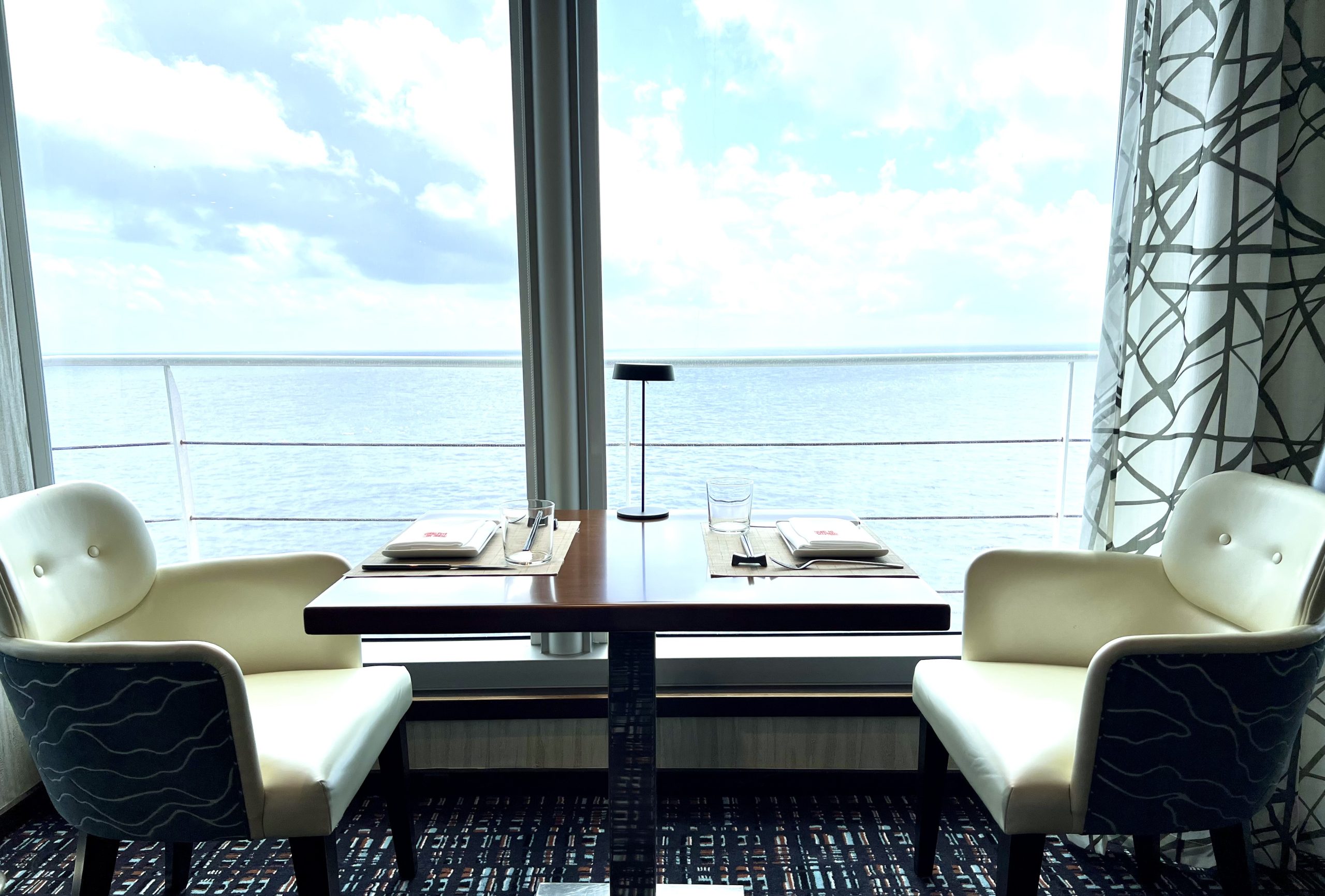 Dineren with a view in het nieuwe restaurant aan boord. Zo wil je toch elke avond eten!