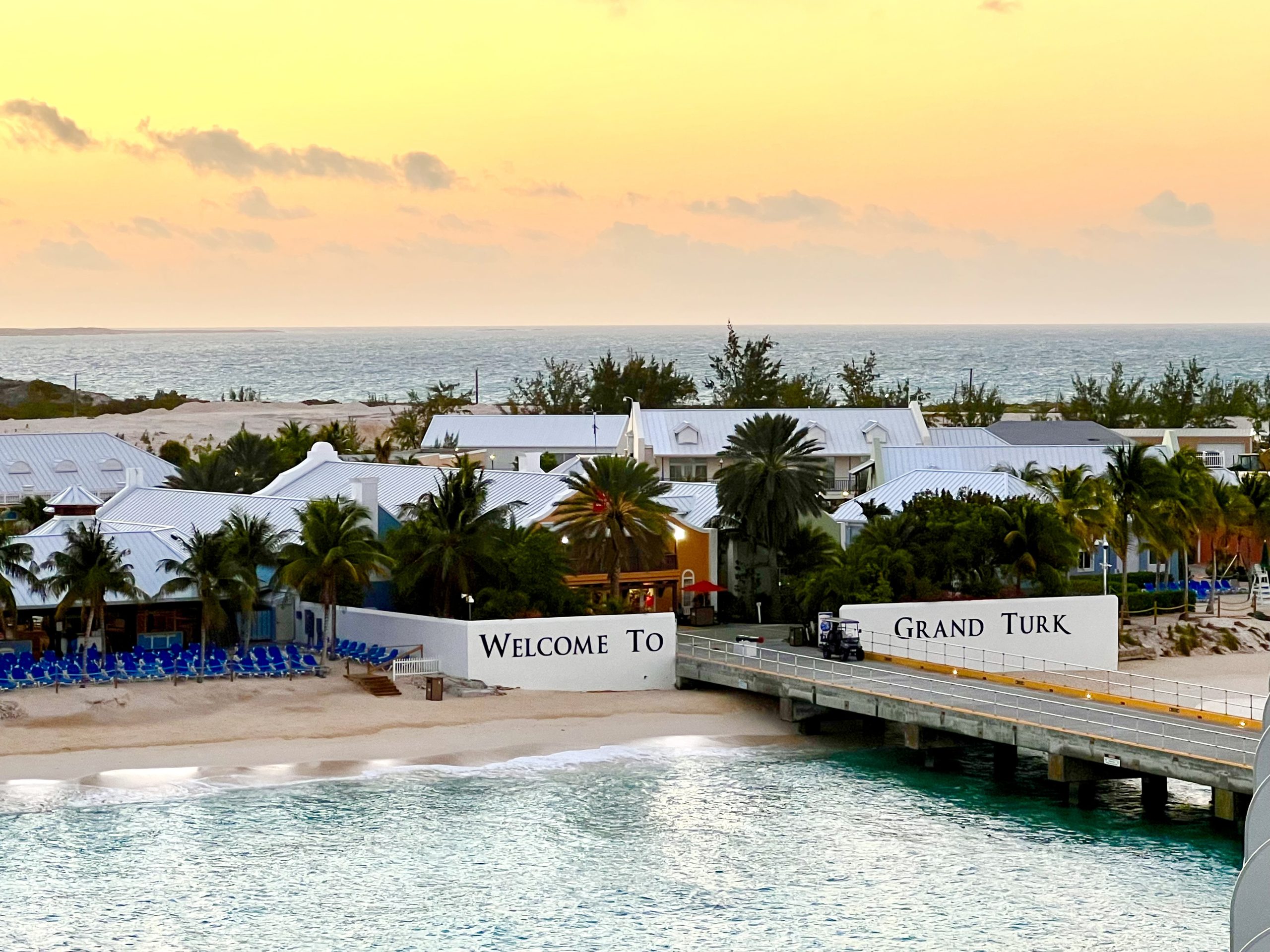 Mooier kan je ochtend niet beginnen met dit uitzicht vanuit de hut. Welkom op Grand Turk!